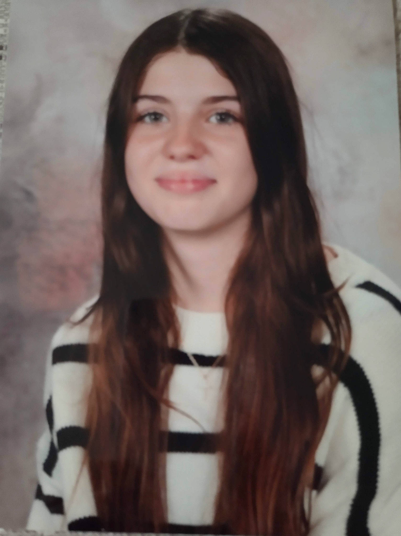 Celia a rejoint le concours — aidez-le/la à gagner de superbes lots ! bangs, black_hair, brown_hair, cheek, cool, eyelash, fashion_design, feathered_hair, flash_photography, hair_coloring, happy, jaw, joy, layered_hair, lip, long_hair, makeover, pattern, person, sleeve