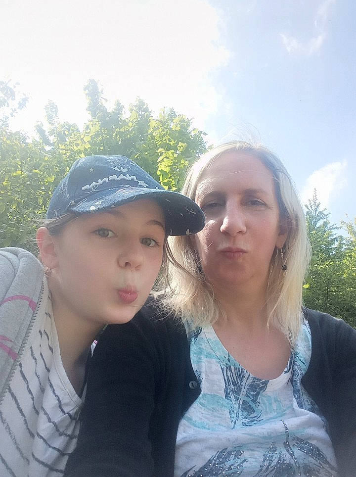 Célia participe au concours pour gagner de l'argent avec cette photo : baseball_cap, cap, cloud, cool, event, friendship, fun, gesture, grass, happy, headwear, jewellery, leisure, lip, necklace, people, person, recreation, sky, t_shirt