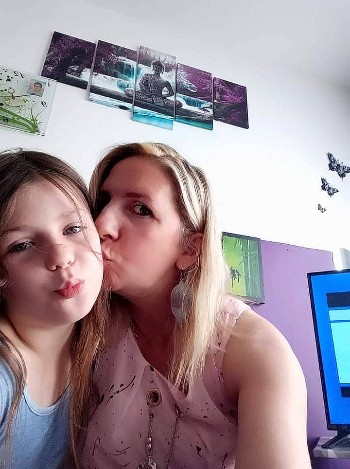 Célia participe au concours pour gagner de l'argent avec cette photo : cool, event, eyelash, eyewear, flash_photography, fun, gesture, happy, jewellery, kiss, lip, long_hair, love, magenta, necklace, person, photograph, selfie, skin, snapshot