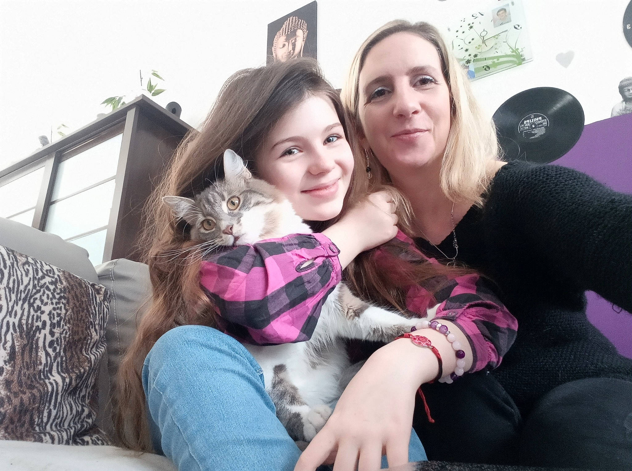 Célia a rejoint le concours — aidez-le/la à gagner de superbes lots ! black_hair, comfort, companion_dog, cool, couch, eye, finger, fun, gesture, happy, head, interaction, joy, lap, leisure, mammal, person, pink, smile, t_shirt