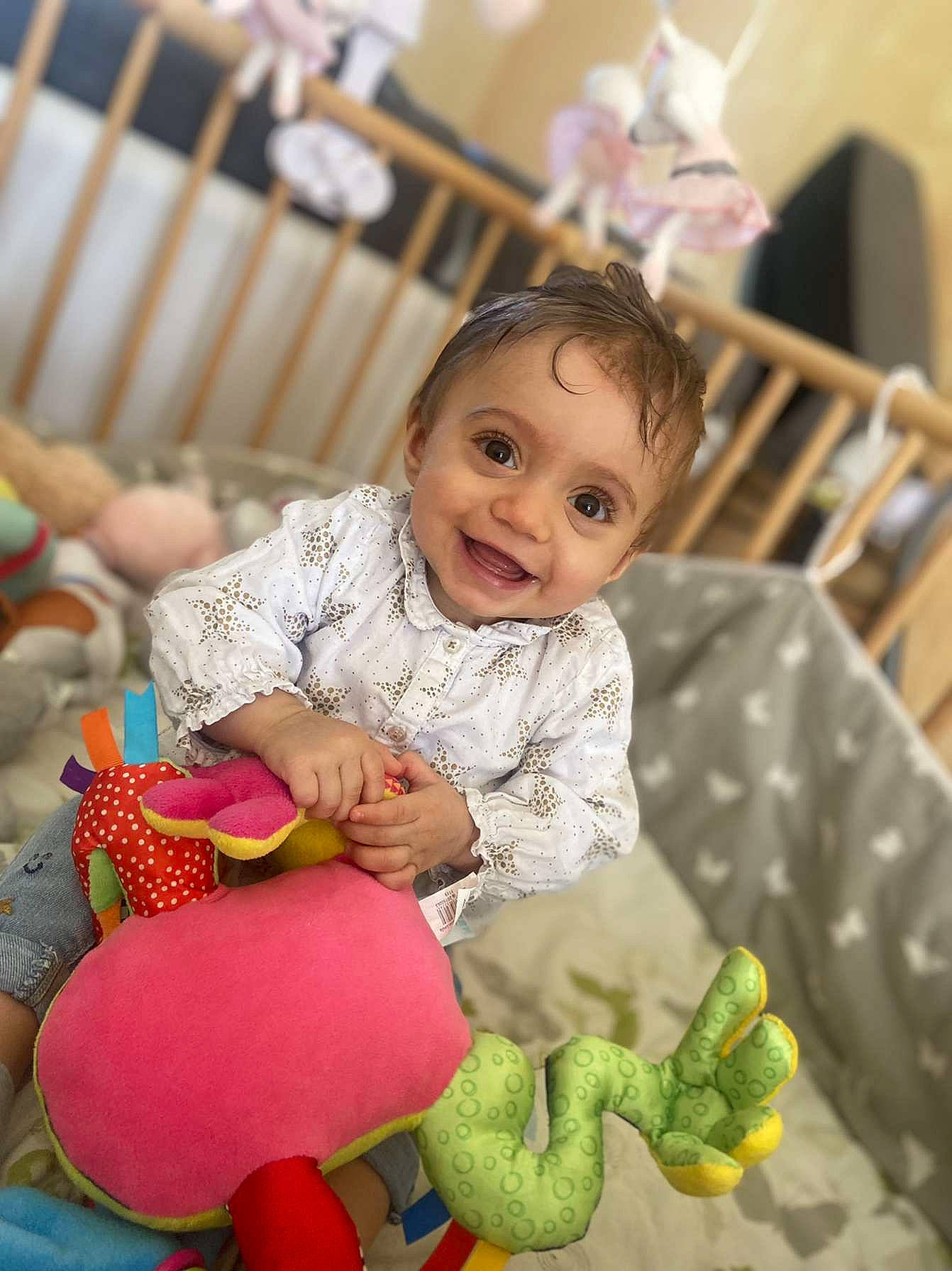 Lëyna participe au concours pour gagner de l'argent avec cette photo : baby, baby_playing_with_toys, baby_toddler_clothing, chair, child, comfort, eye, fun, happy, head, joy, leisure, people, person, photograph, product, purple, skin, smile, textile