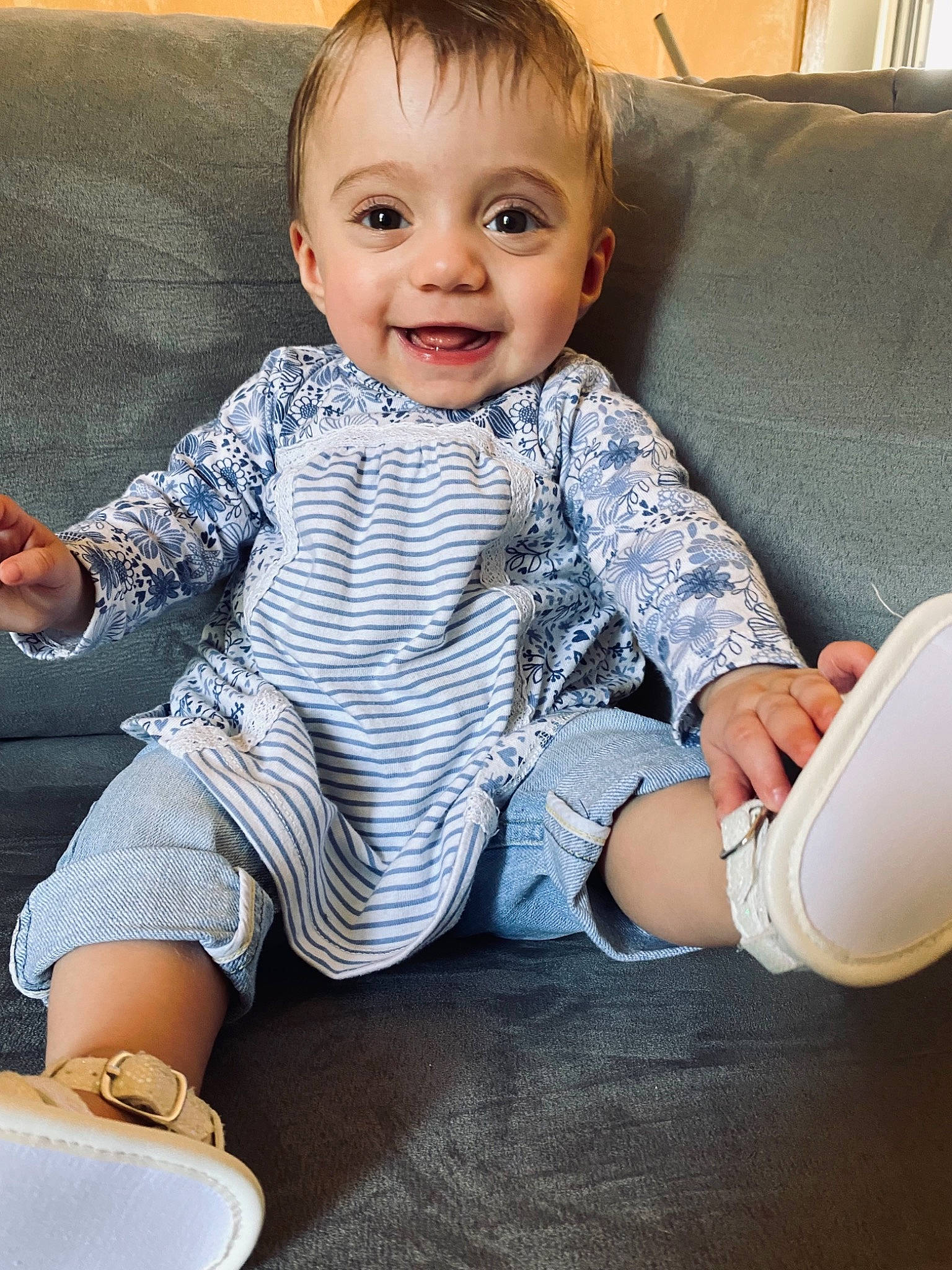 Lëyna a rejoint le concours — aidez-le/la à gagner de superbes lots ! arm, baby_toddler_clothing, cheek, clothing, comfort, eye, facial_expression, finger, hairstyle, hand, head, iris, joint, joy, leg, person, shoulder, skin, sleeve, smile