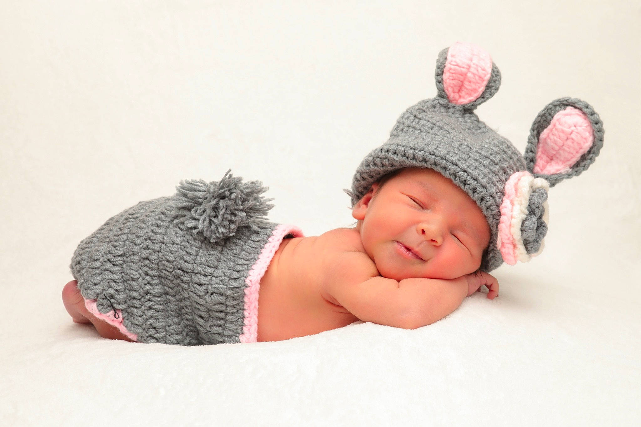 Naïlah participe au concours pour gagner de l'argent avec cette photo : baby, baby_sleeping, beanie, bonnet, cap, child, costume_accessory, ear, fashion_accessory, fur, headgear, headwear, knit_cap, person, photography, pink, toddler, wool