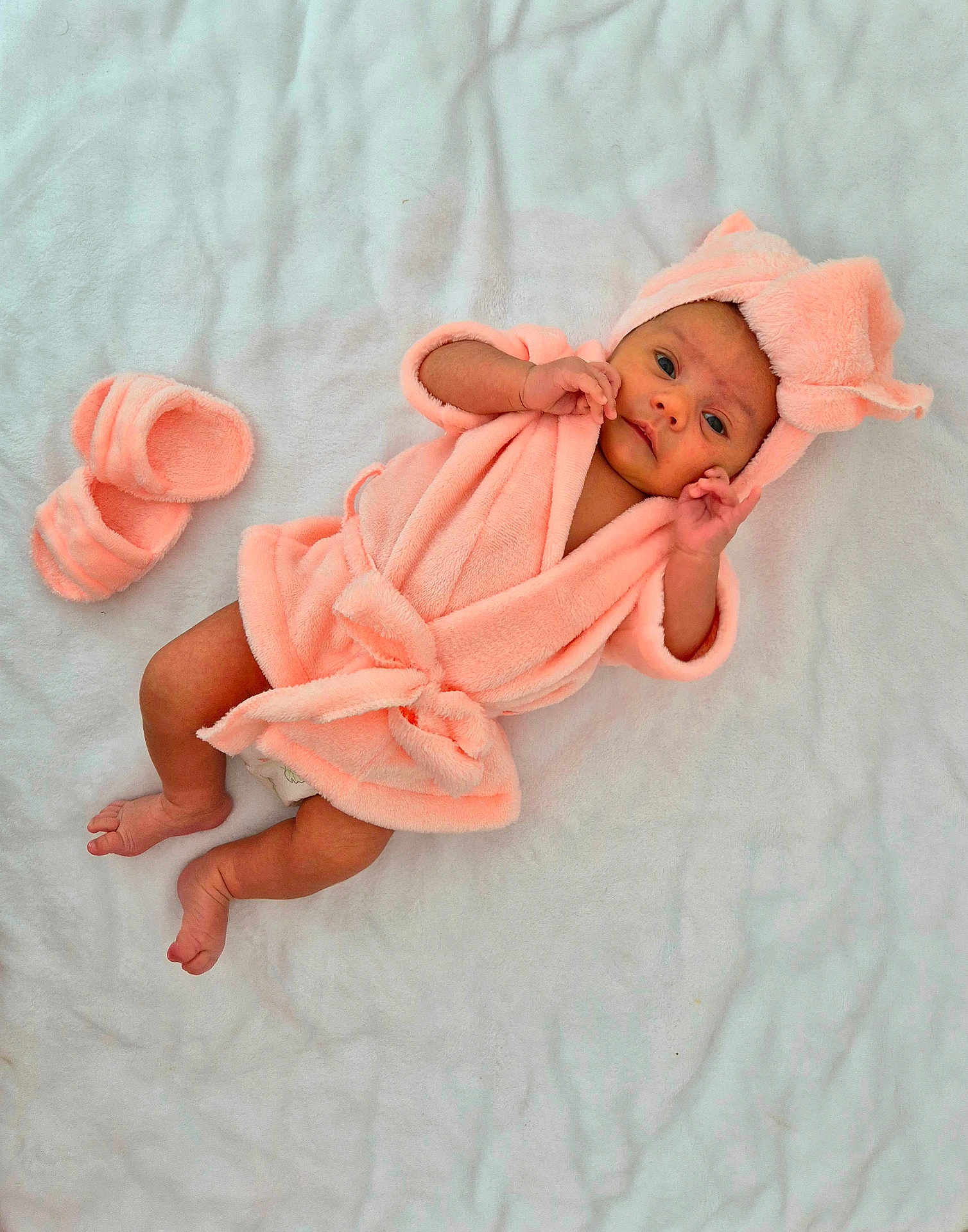 Ayla participe au concours pour gagner de l'argent avec cette photo : baby, infant, pink_bathrobe, slippers, soft_blanket, newborn, cute, hooded_robes, lying_down, indoors, cozy, skin, feet, hand, portrait, child, young, relaxing, warm, comfortable