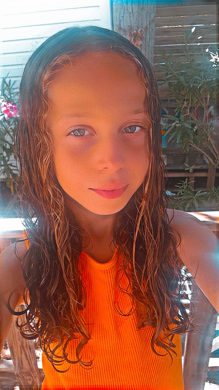 Valentina a rejoint le concours — aidez-le/la à gagner de superbes lots ! black_hair, chin, cool, eye, eyebrow, eyelash, forehead, fun, grass, happy, head, iris, jaw, layered_hair, leisure, lip, mouth, neck, person, plant