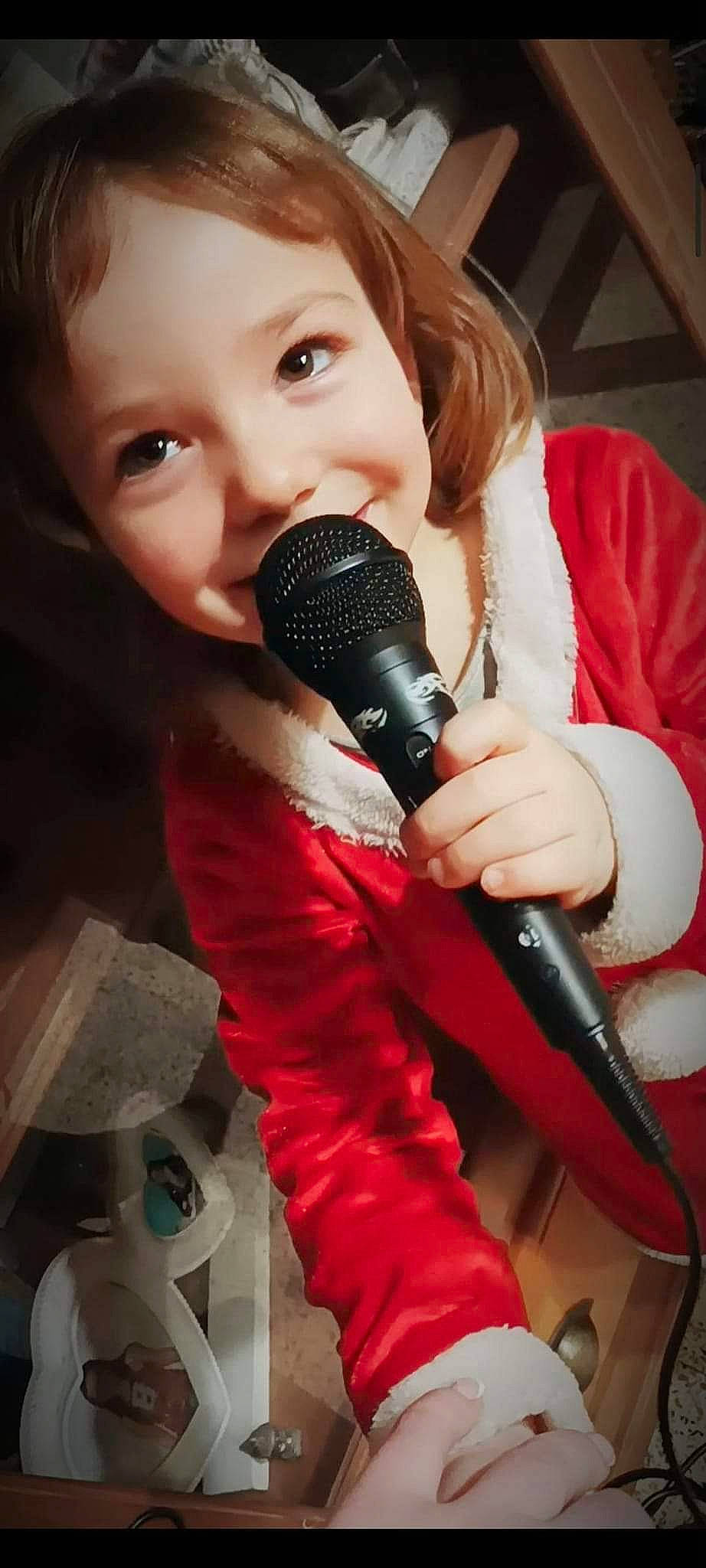 Camélia participe au concours pour gagner de l'argent avec cette photo : audio_equipment, entertainment, event, eye, eyelash, face, fun, hair, hairstyle, head, lip, microphone, music, music_artist, nose, performing_arts, person, public_address_system, red, singer