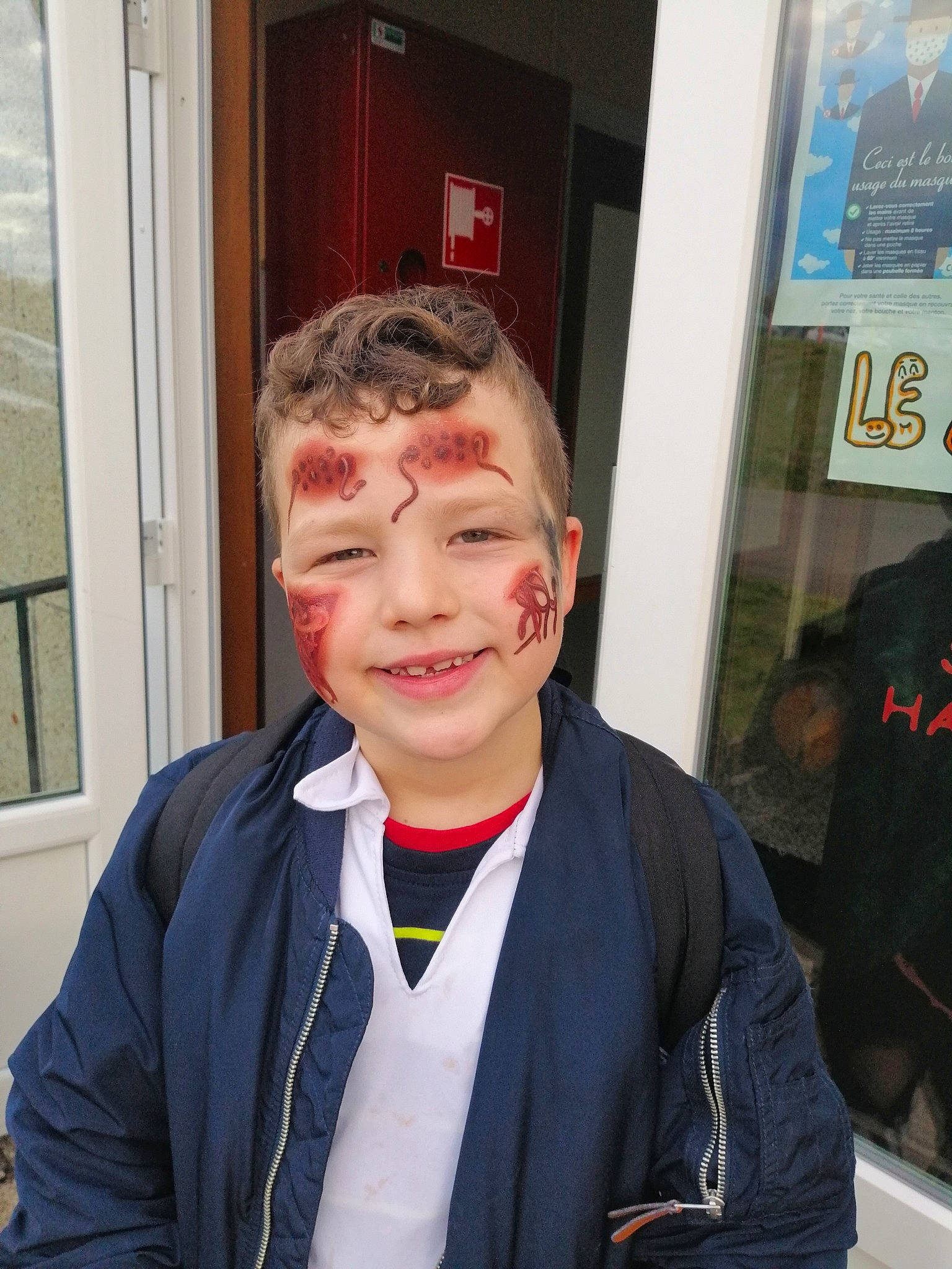 Tayler a rejoint le concours — aidez-le/la à gagner de superbes lots ! backpack, bag, door, electric_blue, event, eyebrow, eyewear, forehead, fun, happy, hoodie, joy, luggage_and_bags, person, room, smile, street_fashion, t_shirt, uniform, window