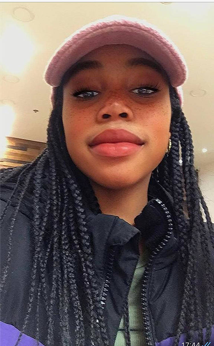 Diana a rejoint le concours — aidez-le/la à gagner de superbes lots ! black_hair, brown_hair, cap, cool, dress, electric_blue, eye, eyebrow, eyelash, eyewear, fashion, fashion_accessory, fashion_design, flash_photography, hat, headgear, lip, magenta, neck, person