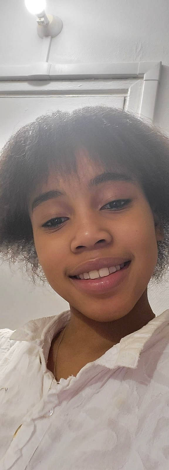 Diana participe au concours pour gagner de l'argent avec cette photo : black_hair, cheek, chin, eyebrow, eyelash, flash_photography, forehead, fun, hairstyle, happy, iris, jaw, joy, layered_hair, lip, long_hair, mouth, nose, person, skin