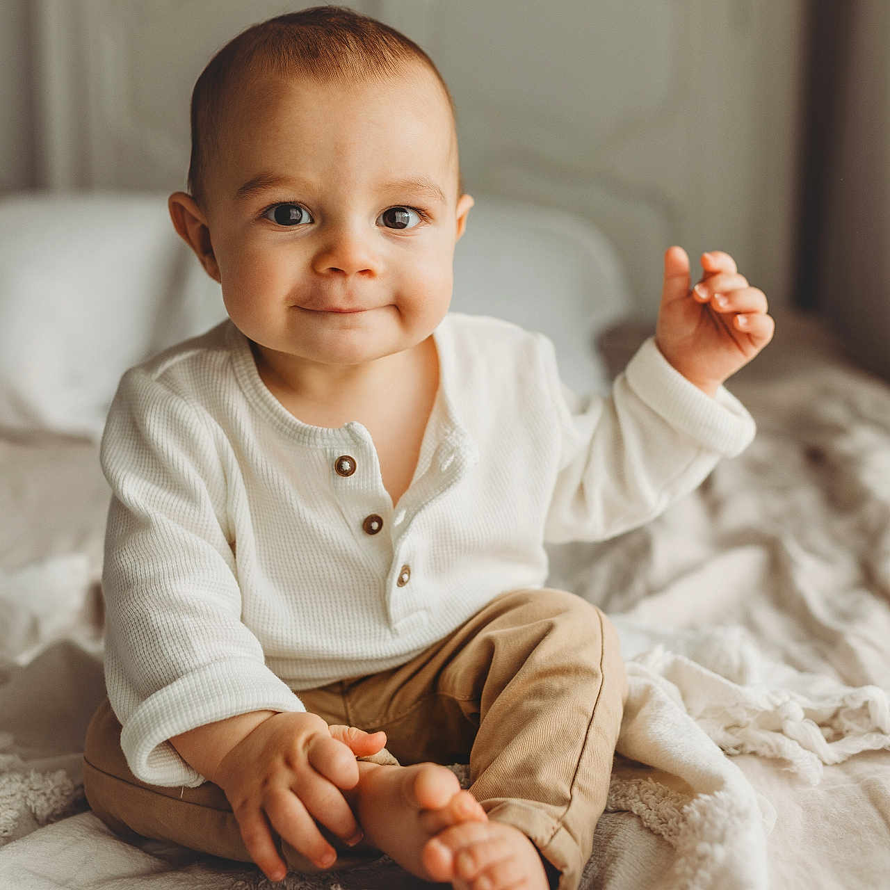 Soan a rejoint le concours — aidez-le/la à gagner de superbes lots ! baby, bed, blanket, child, clothing, cozy, cute, expression, face, foot, hand, indoors, infant, pants, portrait, shirt, sitting, skin, smile, young