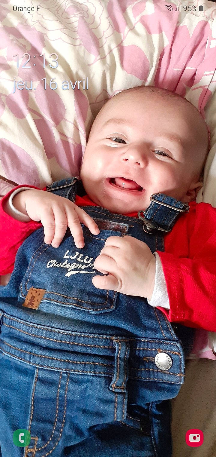 Larbi a rejoint le concours — aidez-le/la à gagner de superbes lots ! baby, baby_products, cheek, child, denim, finger, hand, jeans, person, product, sitting, smile, toddler