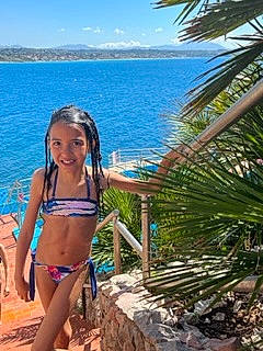 May-line a rejoint le concours — aidez-le/la à gagner de superbes lots ! arecales, beach, brassiere, electric_blue, joy, leisure, lingerie, lingerie_top, navel, person, plant, sky, smile, summer, swimsuit_bottom, swimsuit_top, swimwear, thigh, travel, tree