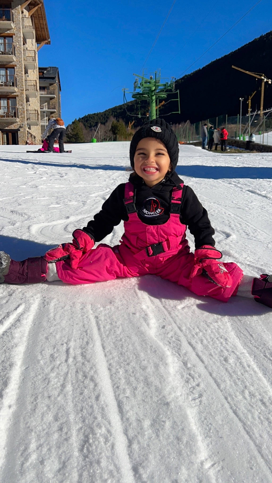 Aleyna a rejoint le concours — aidez-le/la à gagner de superbes lots ! event, freezing, fun, geological_phenomenon, happy, headwear, jacket, joy, leisure, magenta, person, pink, recreation, sky, slope, smile, snow, sports_equipment, toddler, travel