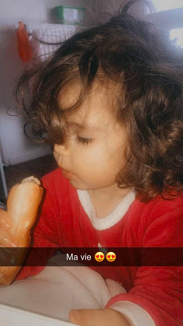 Inaya a rejoint le concours — aidez-le/la à gagner de superbes lots ! arm, cheek, chin, ear, eye, eyebrow, eyelash, facial_expression, forehead, hairstyle, hand, human, human_body, iris, lip, mouth, neck, nose, organ, person