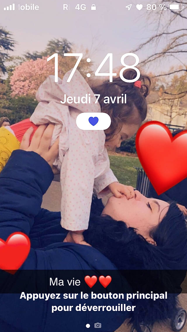 Inaya participe au concours pour gagner de l'argent avec cette photo : blurred, child, font, fun, gesture, hand, happy, interaction, leisure, mammal, morning, organism, people, people_in_nature, person, poster, product, red, travel, tree