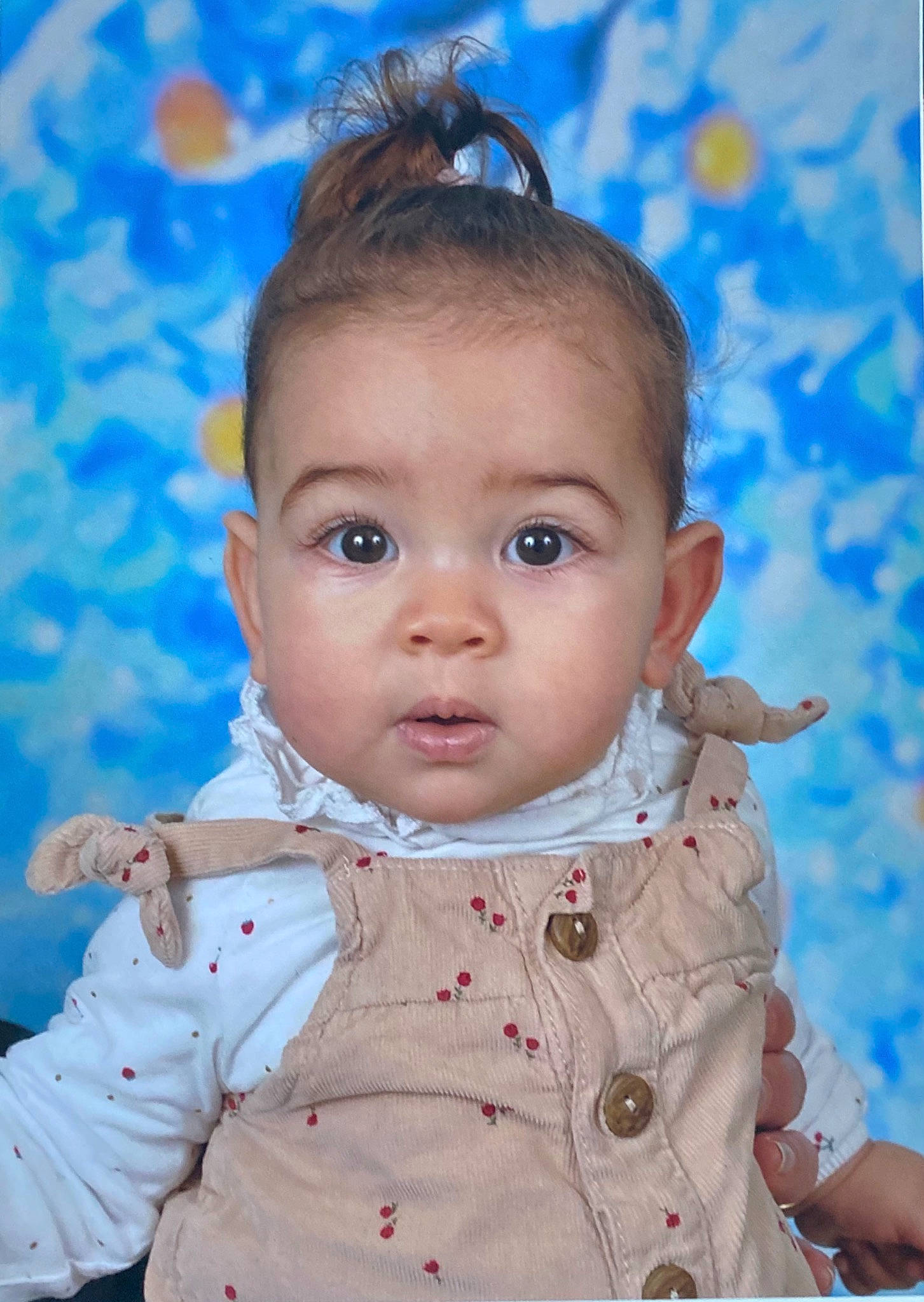 Nelya participe au concours pour gagner de l'argent avec cette photo : baby, baby_toddler_clothing, blue, cheek, child, chin, collar, electric_blue, eyelash, gesture, hair, happy, head, iris, lip, nose, people_in_nature, person, skin, sleeve