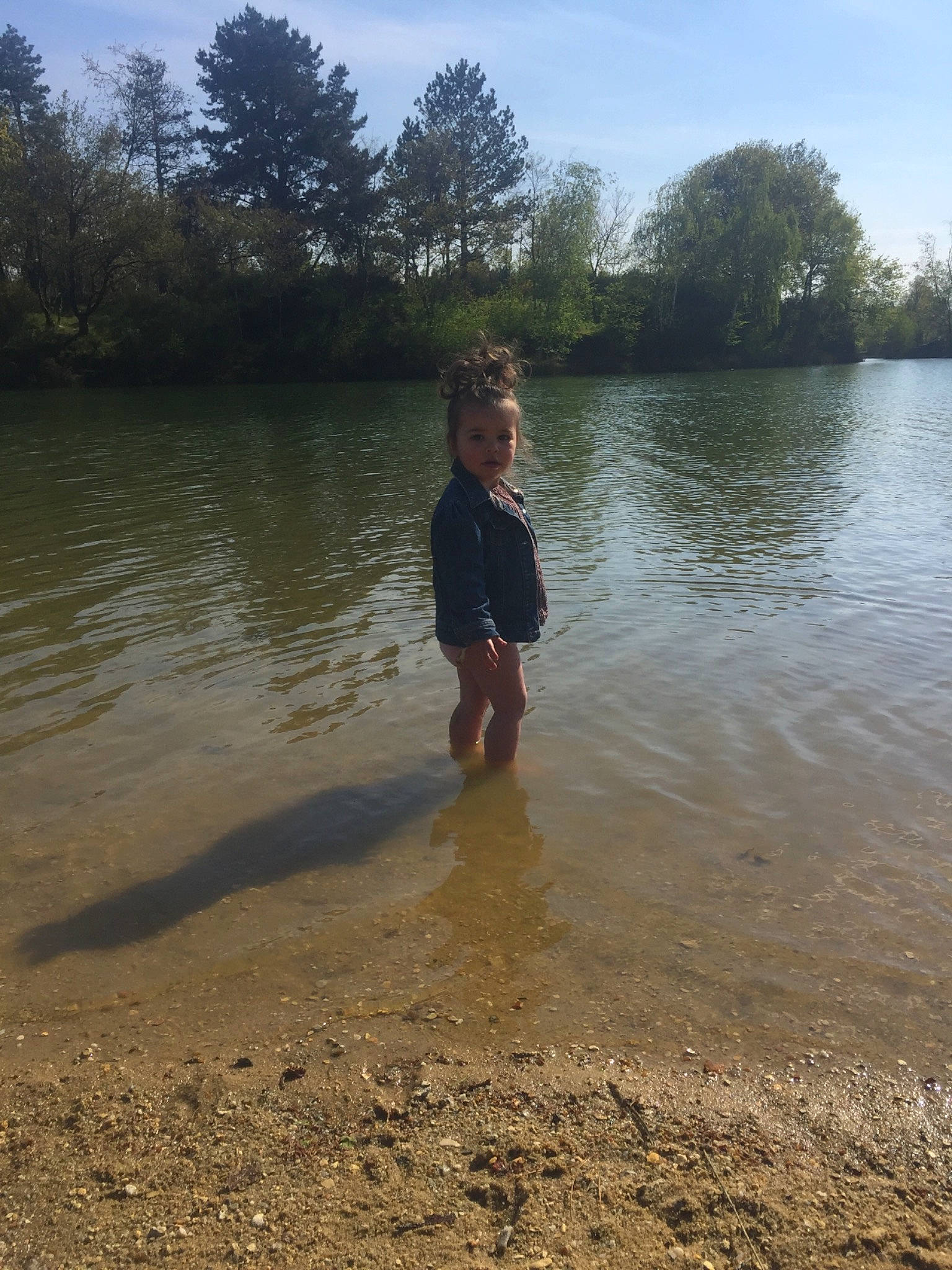 Sanah a rejoint le concours — aidez-le/la à gagner de superbes lots ! bank, cloud, event, happy, horizon, lake, landscape, natural_environment, natural_landscape, people_in_nature, person, plant, reflection, sky, toddler, tree, vertebrate, water, water_resources, watercourse