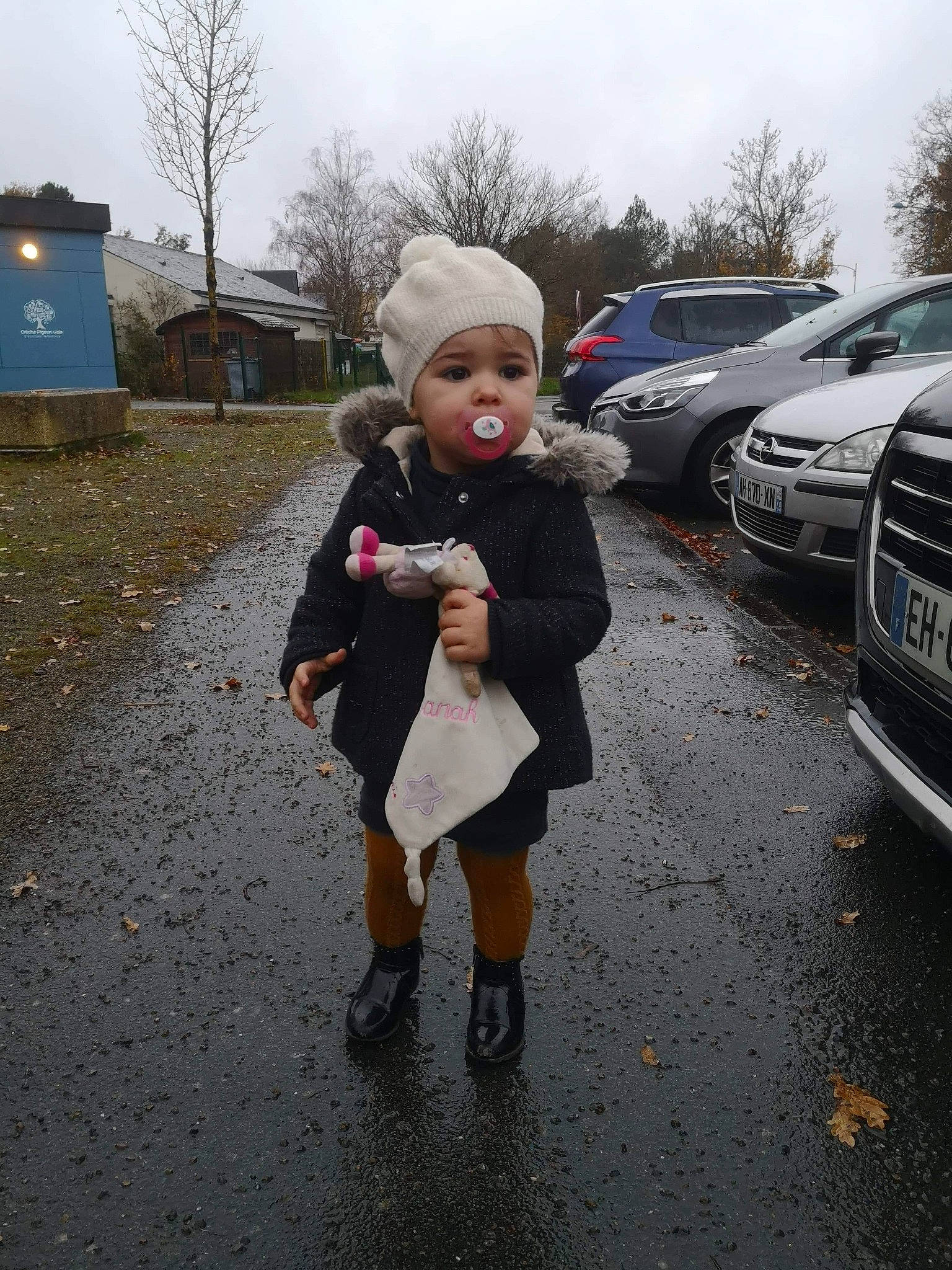 Sanah a rejoint le concours — aidez-le/la à gagner de superbes lots ! asphalt, automotive_design, automotive_exterior, automotive_lighting, car, footwear, freezing, headwear, land_vehicle, motor_vehicle, parking, person, personal_luxury_car, road, road_surface, sidewalk, sky, sneakers, street_fashion, tree