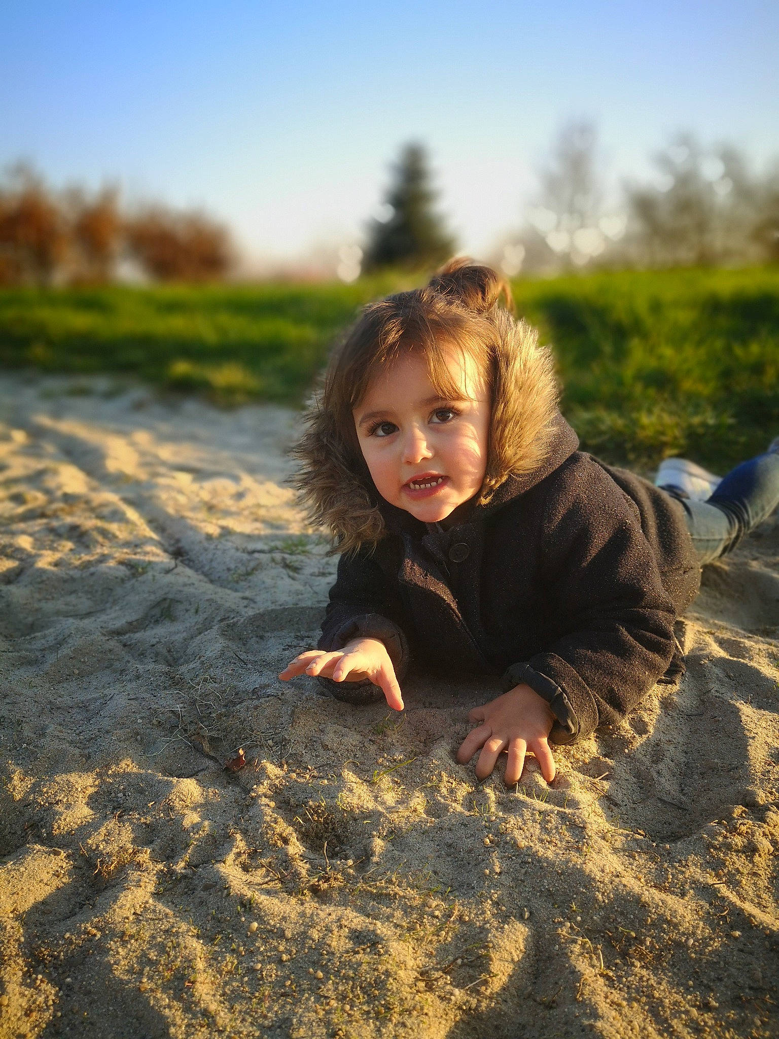Aliyah participe au concours pour gagner de l'argent avec cette photo : blond, flash_photography, fun, grass, grassland, happy, head, landscape, leaf, morning, people_in_nature, person, plant, sand, sitting, sky, smile, sunlight, toddler, tree