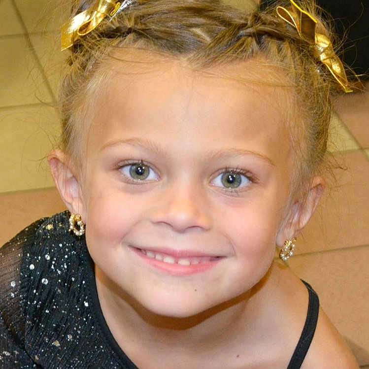 Kailye a rejoint le concours — aidez-le/la à gagner de superbes lots ! accessories, bodypart, child, clothing, dress, earring, face, female, finger, girl, hand, happy, head, jewelry, mouth, necklace, person, photography, portrait, smile