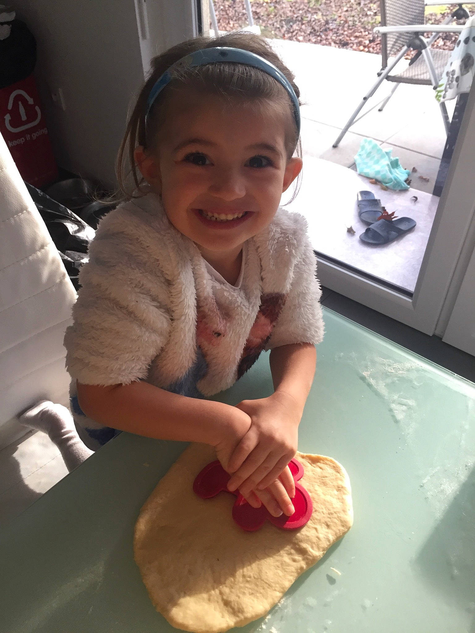 Iris participe au concours pour gagner de l'argent avec cette photo : baby_toddler_clothing, baking, child, comfort_food, cooking, flooring, food, fun, happy, human_leg, icing, ingredient, joy, person, sitting, skin, smile, t_shirt, tableware, thumb