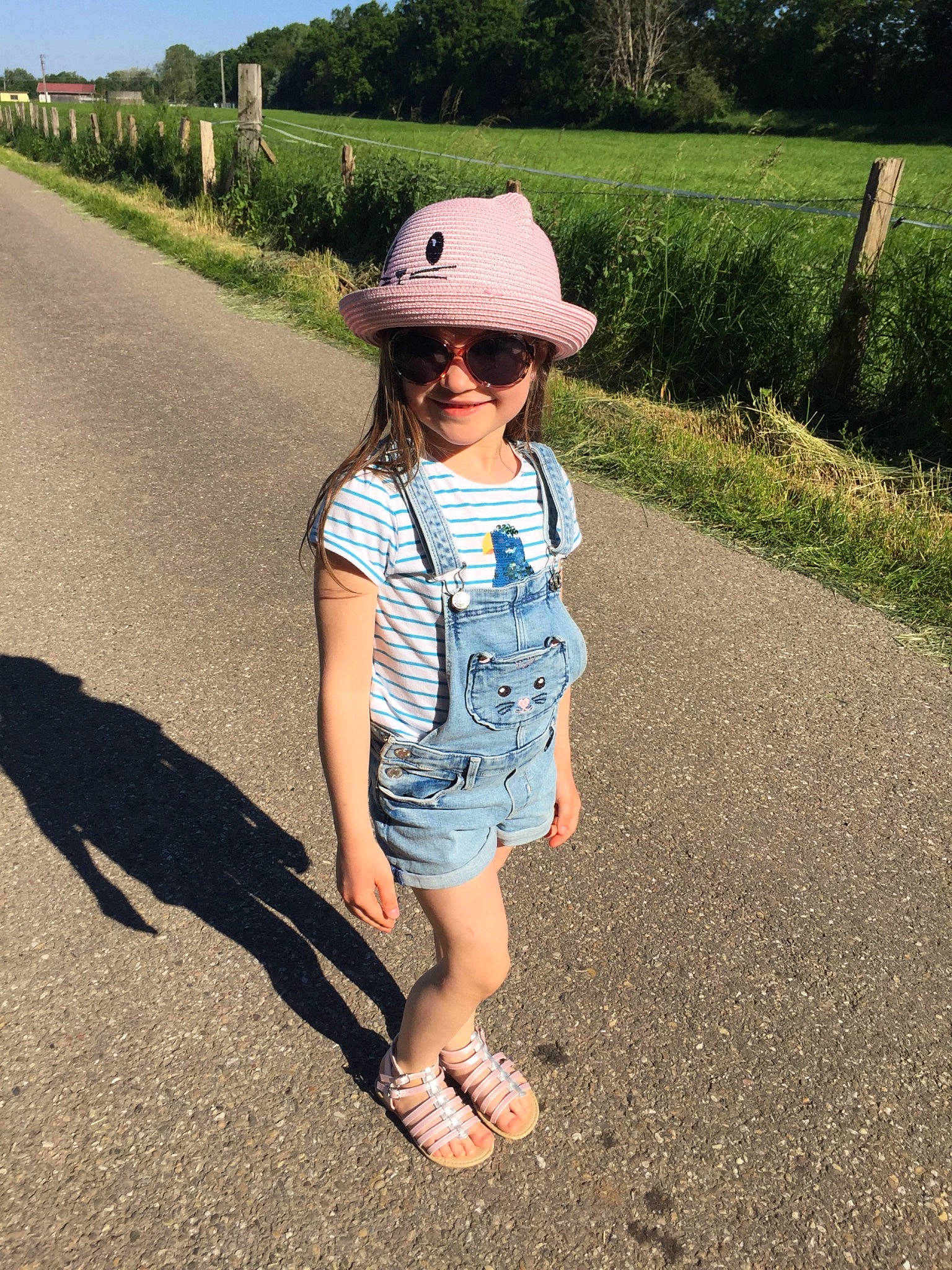 Kelya a rejoint le concours — aidez-le/la à gagner de superbes lots ! asphalt, denim, eyewear, grass, grassland, hat, headgear, headwear, joy, landscape, leisure, people_in_nature, person, plant, road_surface, sleeve, street_fashion, sun_hat, sunglasses, travel
