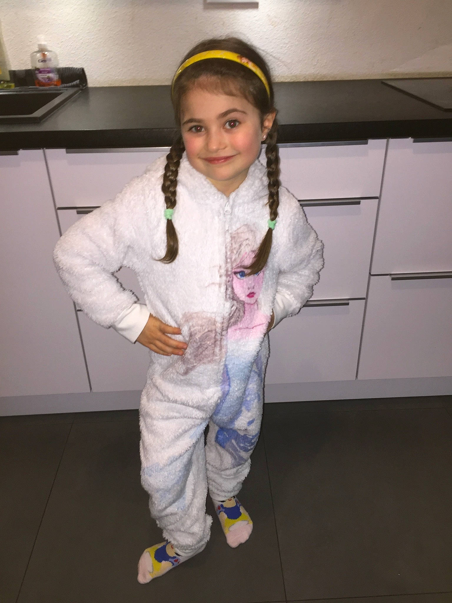 Kelya a rejoint le concours — aidez-le/la à gagner de superbes lots ! cabinetry, child, costume, countertop, drawer, fashion_accessory, fashion_design, flooring, formal_wear, fun, fur, glove, hair, joy, kitchen_appliance, person, room, sleeve, smile, thumb