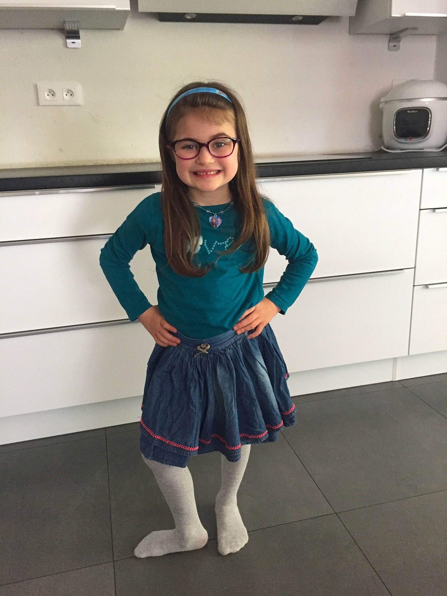 Kelya participe au concours pour gagner de l'argent avec cette photo : cabinetry, electric_blue, face, flooring, fun, hair, happy, human_leg, joint, joy, knee, person, shoulder, sleeve, smile, sock, standing, thigh, toddler, trunk