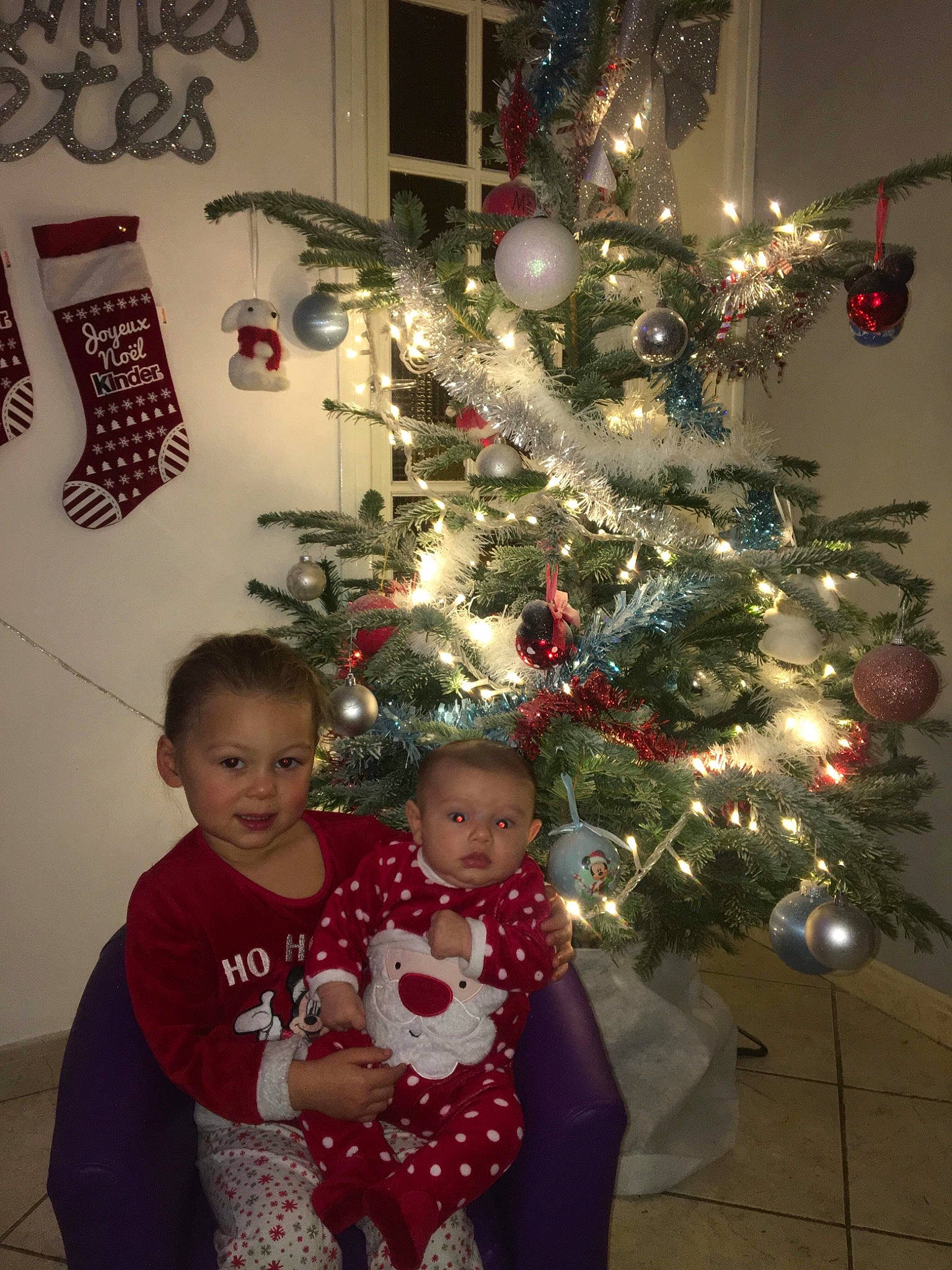 Kaissy participe au concours pour gagner de l'argent avec cette photo : christmas, christmas_decoration, christmas_eve, christmas_lights, christmas_ornament, christmas_tree, conifer, event, fir, holiday, holiday_ornament, home, interior_design, person, pine_family, plant, room, spruce, toddler, tradition