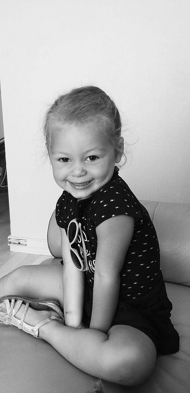 Kaissy participe au concours pour gagner de l'argent avec cette photo : arm, black, black_and_white, child, eye, face, facial_expression, hairstyle, head, joy, leg, monochrome, monochrome_photography, people, person, photograph, sitting, skin, snapshot, standing