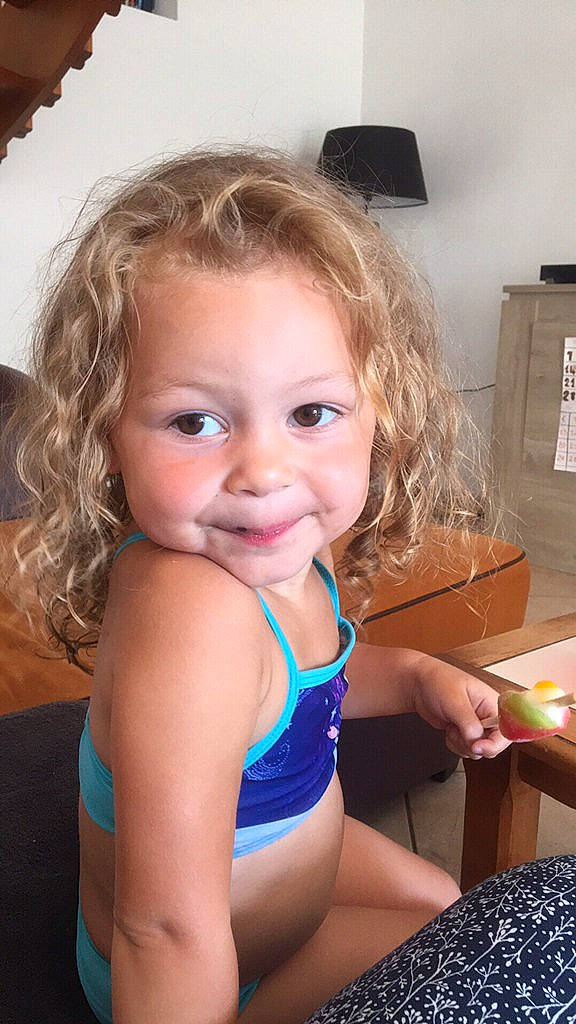 Kaissy participe au concours pour gagner de l'argent avec cette photo : abdomen, arm, blond, brown_hair, cheek, child, child_model, finger, hair, hairstyle, long_hair, neck, person, skin, smile, thumb, toddler