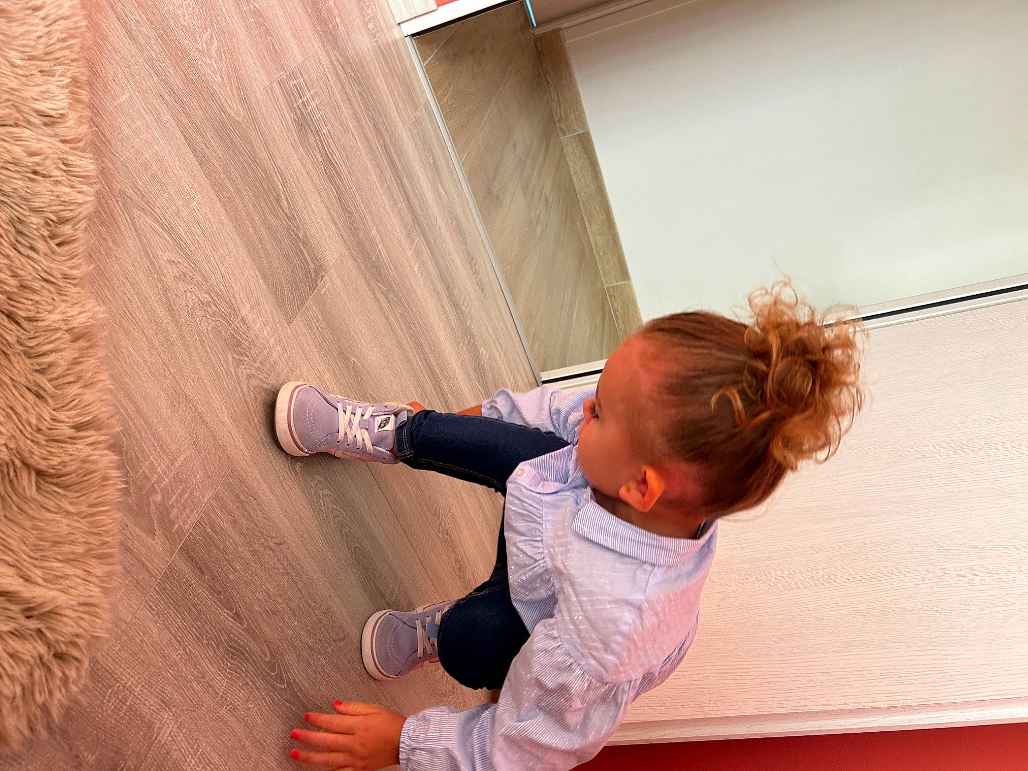 Jade participe au concours pour gagner de l'argent avec cette photo : baby_toddler_clothing, child, comfort, elbow, floor, flooring, fun, hardwood, human_body, human_leg, knee, leg, leisure, person, sitting, sleeve, sneakers, sock, toddler, wood
