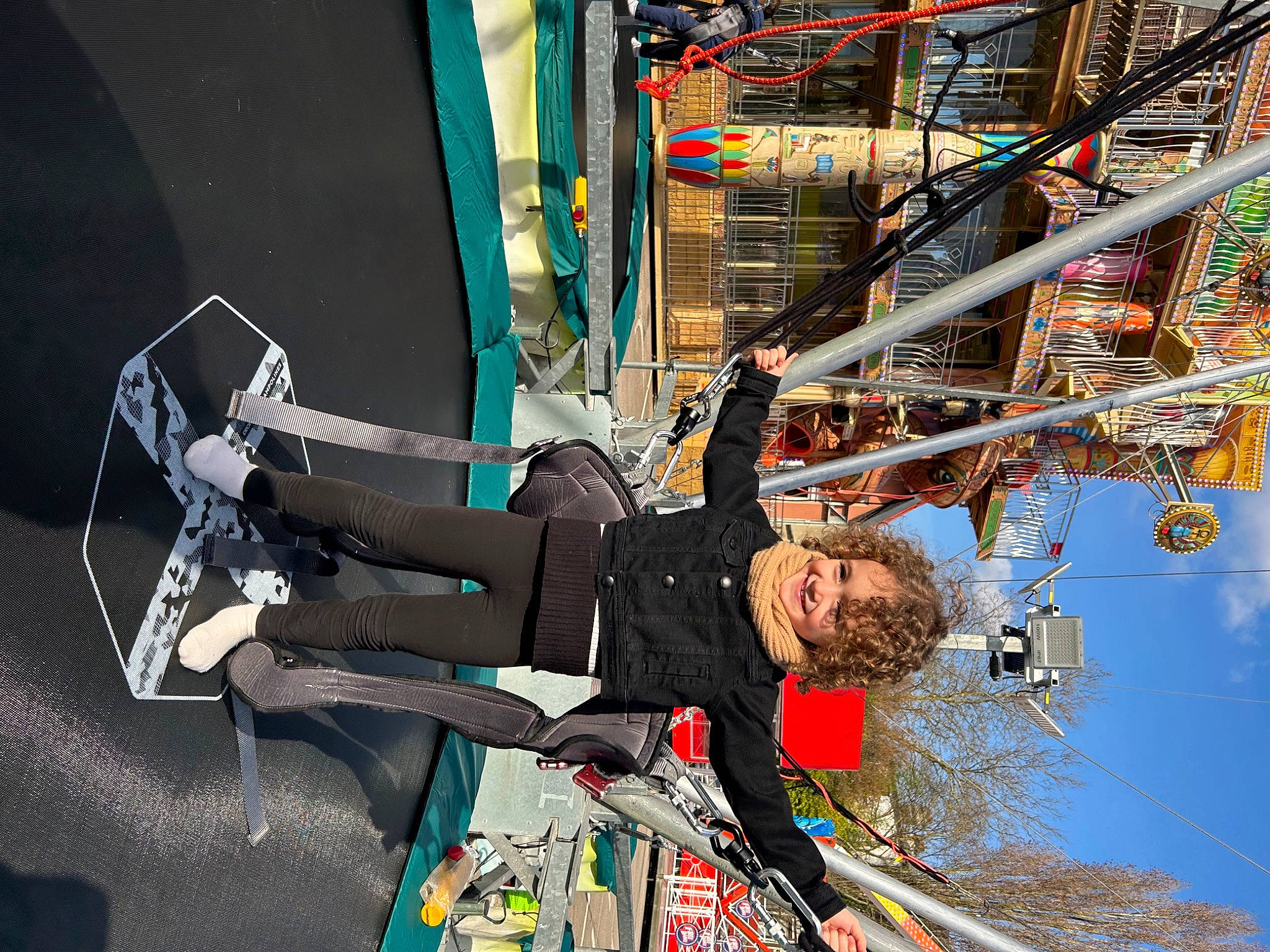 Jade participe au concours pour gagner de l'argent avec cette photo : adventure, electrical_supply, electrical_wiring, electricity, extreme_sport, fun, helmet, joy, leisure, pedestrian, person, recreation, rope, sky, space, sports, sportswear, tree, walking_shoe, wire