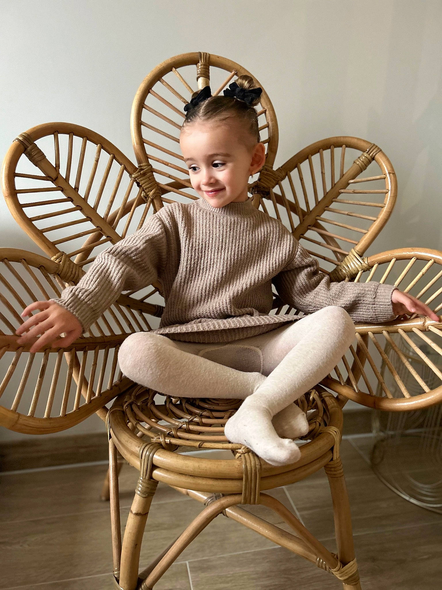 Jade a rejoint le concours — aidez-le/la à gagner de superbes lots ! armrest, chair, comfort, fashion_accessory, fashion_design, furniture, human_leg, joy, leisure, outdoor_furniture, pattern, person, plant, sitting, skin, sleeve, smile, thigh, wicker, windsor_chair