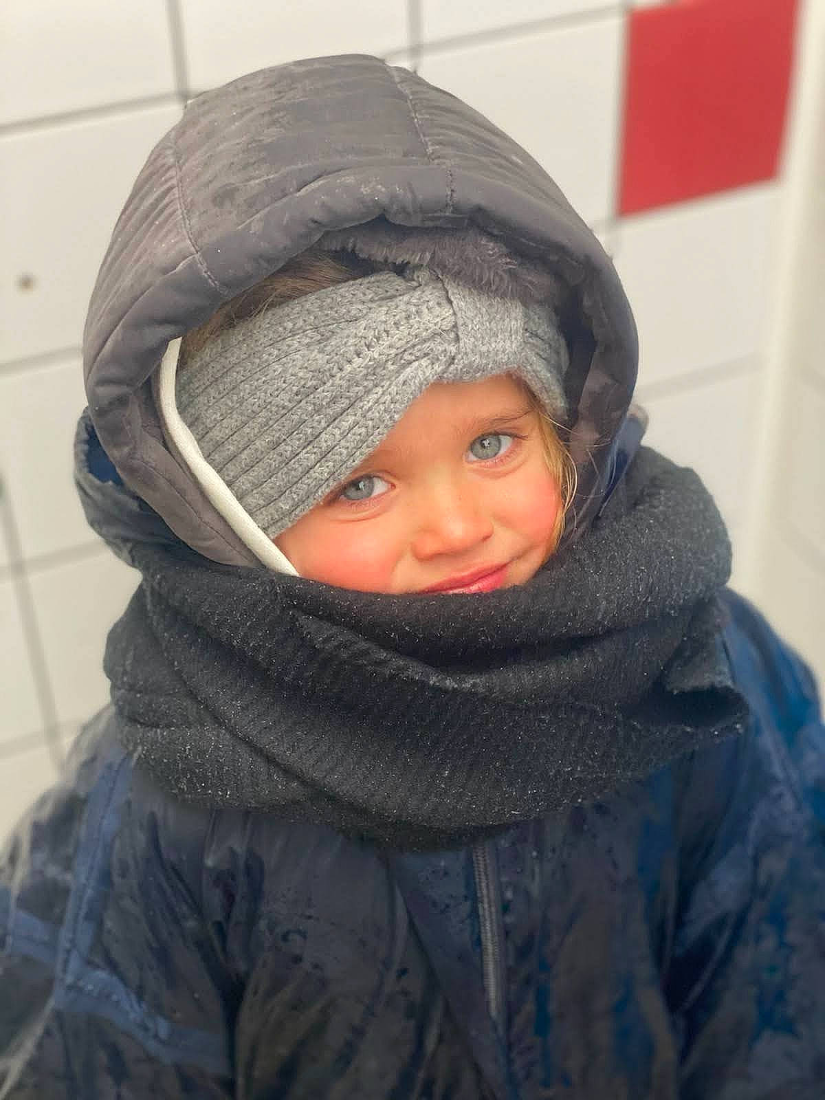 Marylou participe au concours pour gagner de l'argent avec cette photo : cap, cheek, comfort, eye, face, freezing, head, headwear, jacket, knit_cap, lip, nose, outerwear, person, personal_protective_equipment, skin, smile, snow, toddler, winter