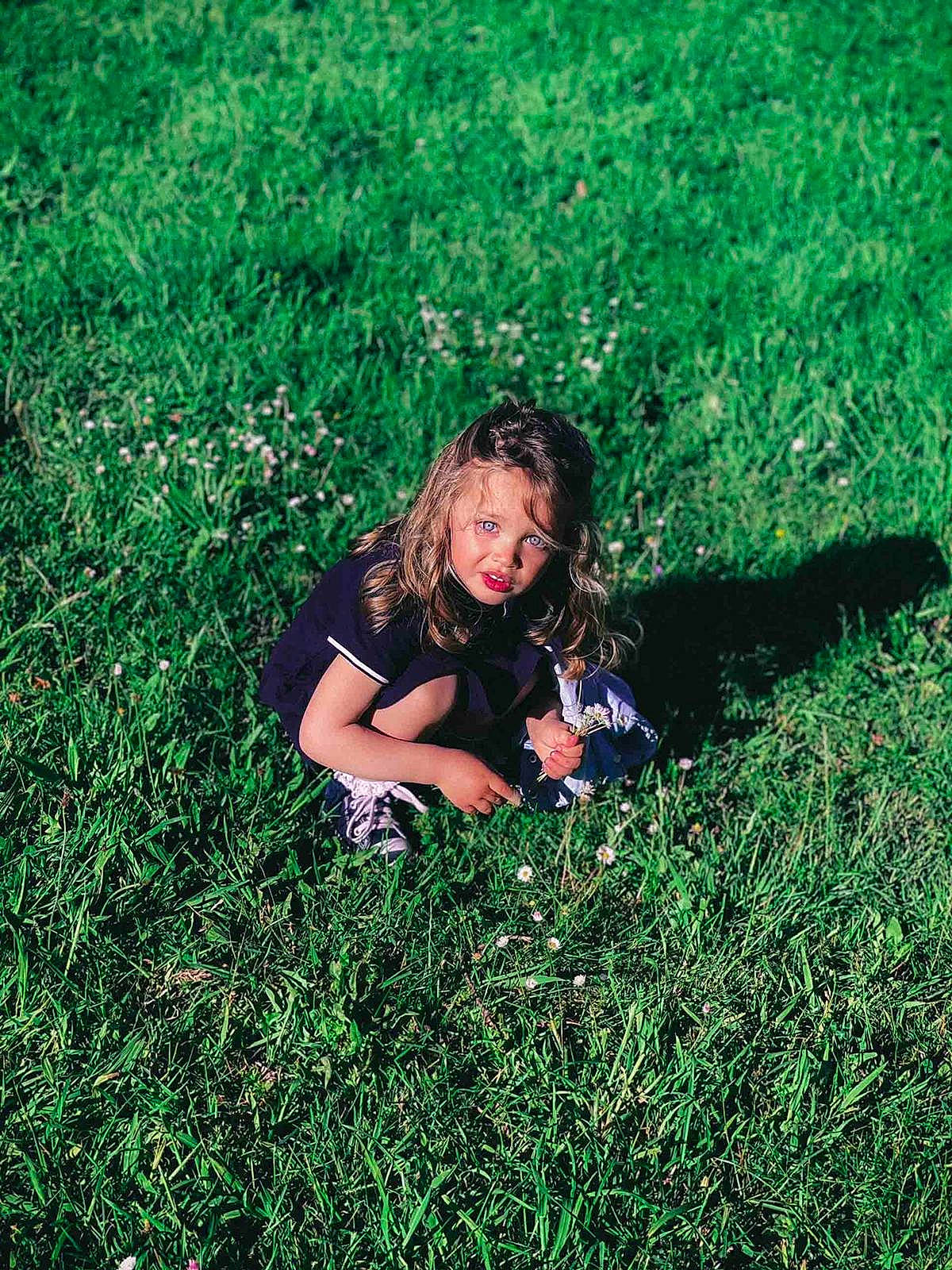 Marylou a rejoint le concours — aidez-le/la à gagner de superbes lots ! ecoregion, face, field, flash_photography, fun, grass, grass_family, grassland, groundcover, happy, human_leg, lawn, meadow, natural_landscape, pasture, people_in_nature, person, plant, prairie, tints_and_shades