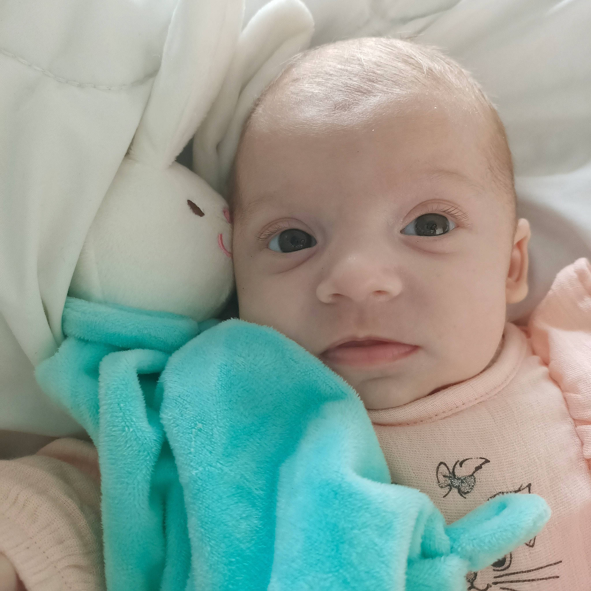 Niji participe au concours pour gagner de l'argent avec cette photo : baby, baby_toddler_clothing, cheek, chin, comfort, eye, eyebrow, eyelash, facial_expression, finger, gesture, happy, head, iris, lip, mouth, nose, person, skin, textile