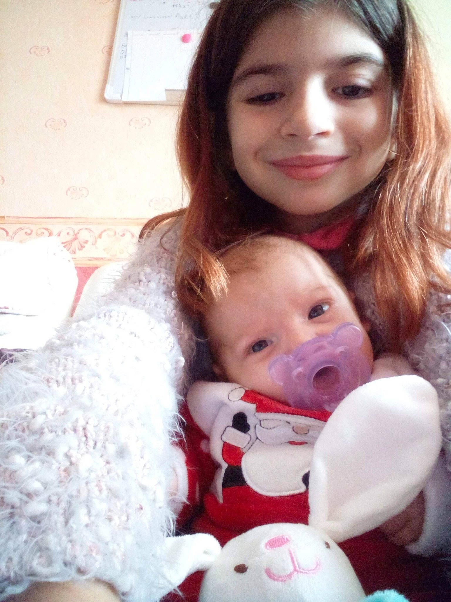 Niji a rejoint le concours — aidez-le/la à gagner de superbes lots ! baby, baby_toddler_clothing, cheek, child, event, eye, face, fun, gesture, hair, happy, head, iris, joy, lip, mouth, nose, person, sitting, skin