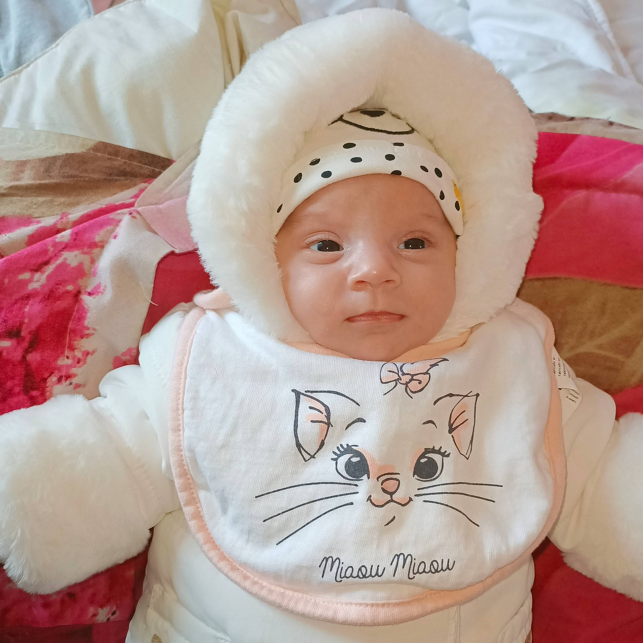 Niji participe au concours pour gagner de l'argent avec cette photo : baby, baby_products, baby_toddler_clothing, bib, cheek, child, collar, comfort, eye, eyebrow, face, happy, head, headwear, linens, lip, pattern, person, skin, sleeve