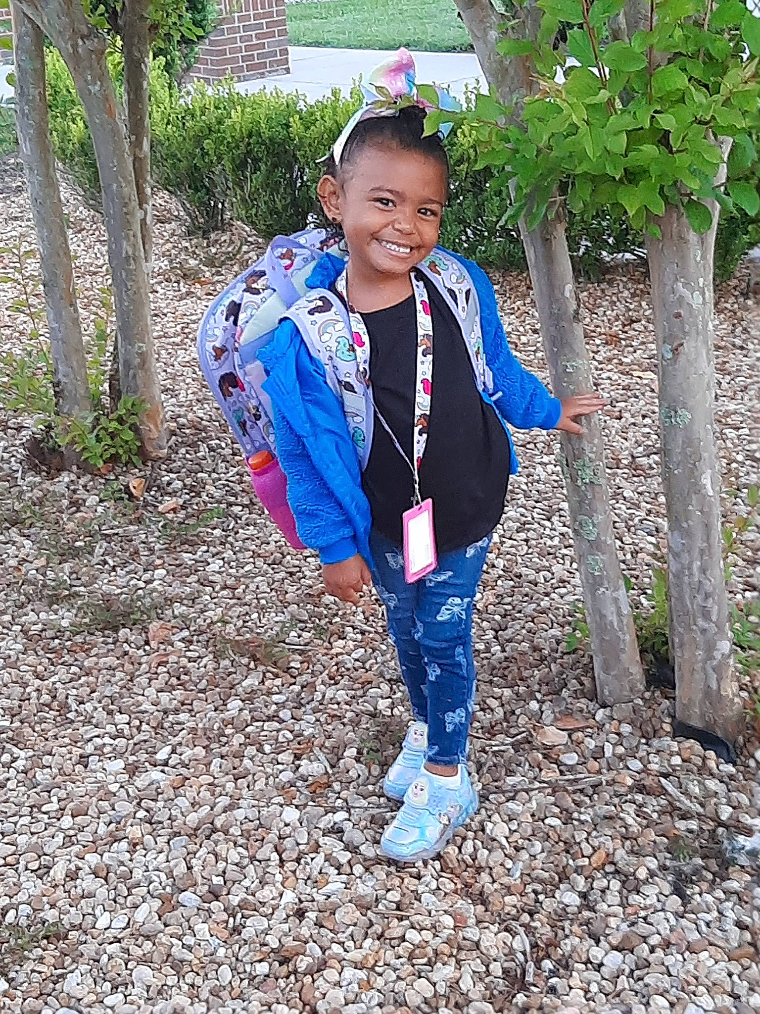 Colzy is registered to the contest to win money with this photo: child, electric_blue, face, formal_wear, fun, grass, happy, head, joy, leisure, people_in_nature, person, plant, smile, soil, tie, toddler, tree, uniform