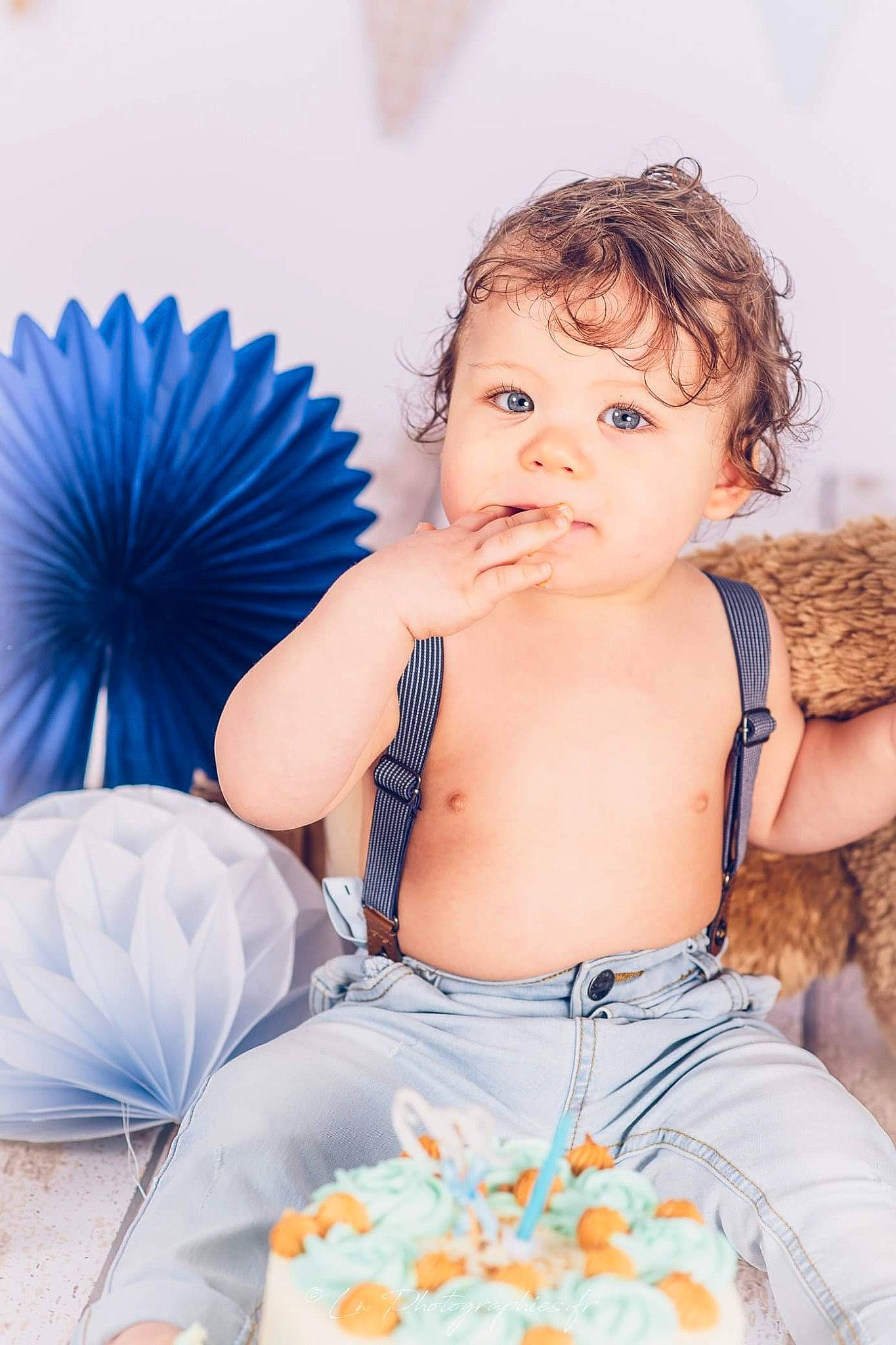 Lyam participe au concours pour gagner de l'argent avec cette photo : azure, baby, baby_toddler_clothing, eye, face, fashion, flash_photography, hair, happy, head, human_body, iris, muscle, organ, person, photograph, shoulder, skin, textile, toddler