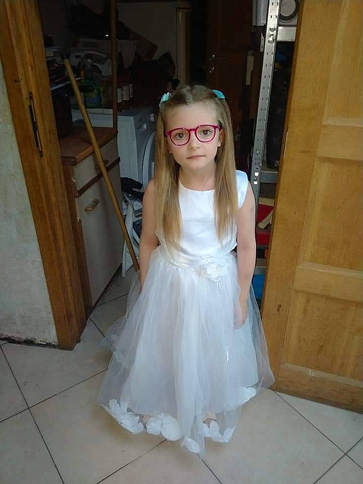 Séléna participe au concours pour gagner de l'argent avec cette photo : bridal_clothing, bridal_party_dress, bridal_veil, day_dress, dress, embellishment, face, fashion_design, floor, flooring, gown, hair, head, neck, outerwear, person, shoulder, sleeve, waist, wedding_dress