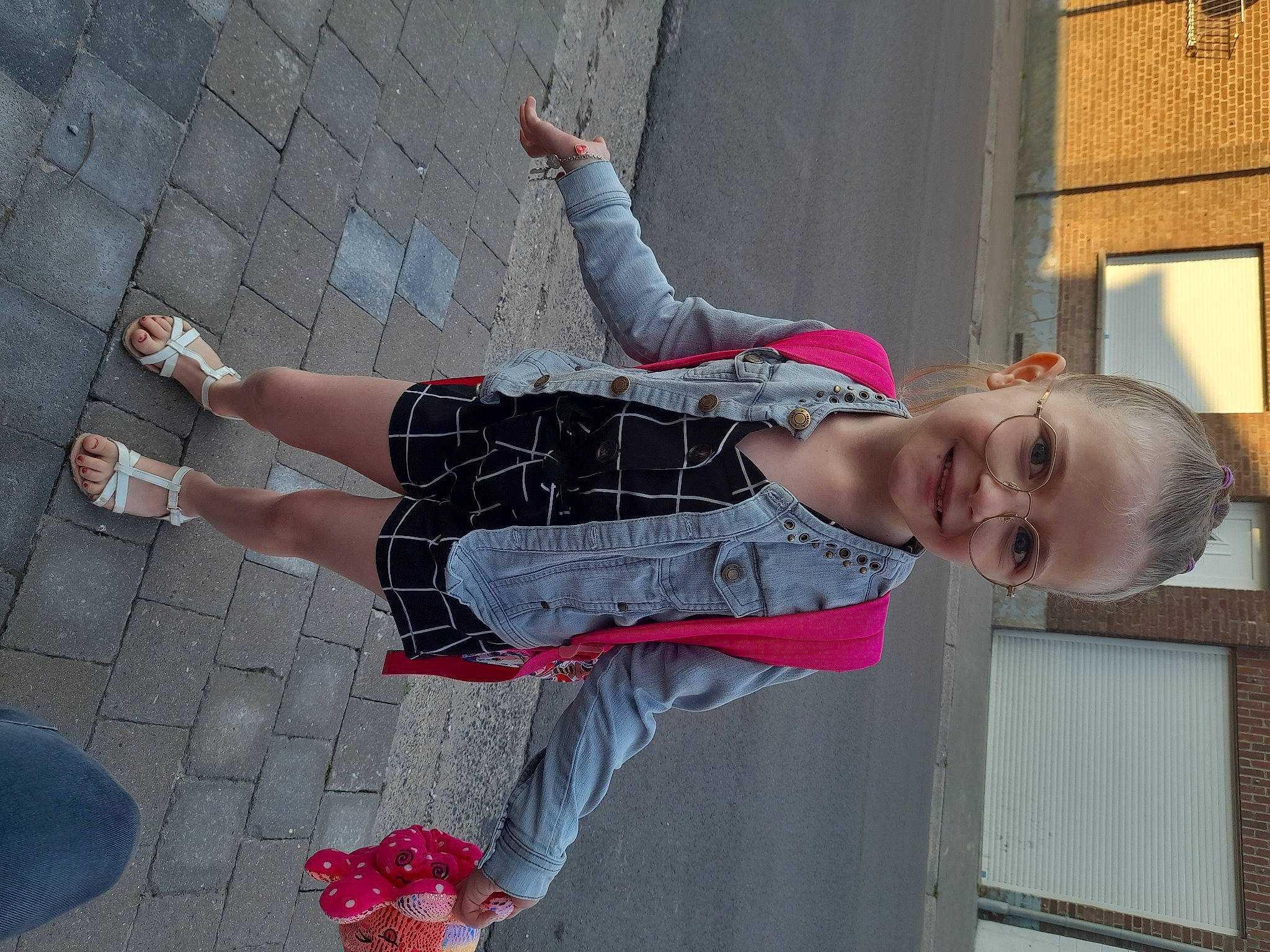 Séléna participe au concours pour gagner de l'argent avec cette photo : carmine, eyewear, flesh, foot, fun, happy, human_leg, joy, knee, magenta, pattern, person, pink, red, sandal, smile, tartan, thigh, trunk, waist