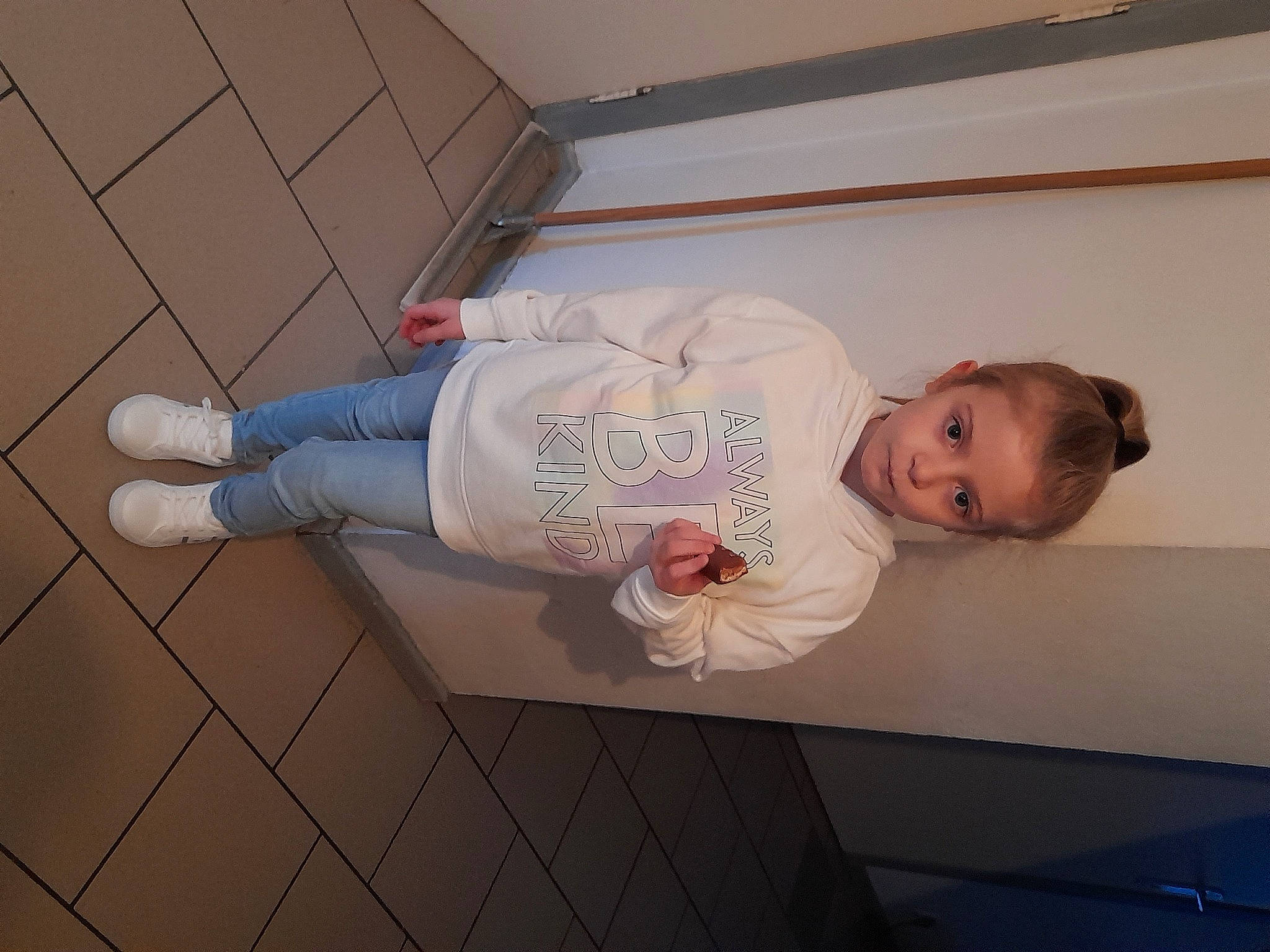 Séléna a rejoint le concours — aidez-le/la à gagner de superbes lots ! baby, baby_toddler_clothing, ceiling, child, cleanliness, comfort, floor, flooring, foot, fun, happy, hardwood, human_leg, person, room, sleeve, smile, toddler, walking_shoe, wood