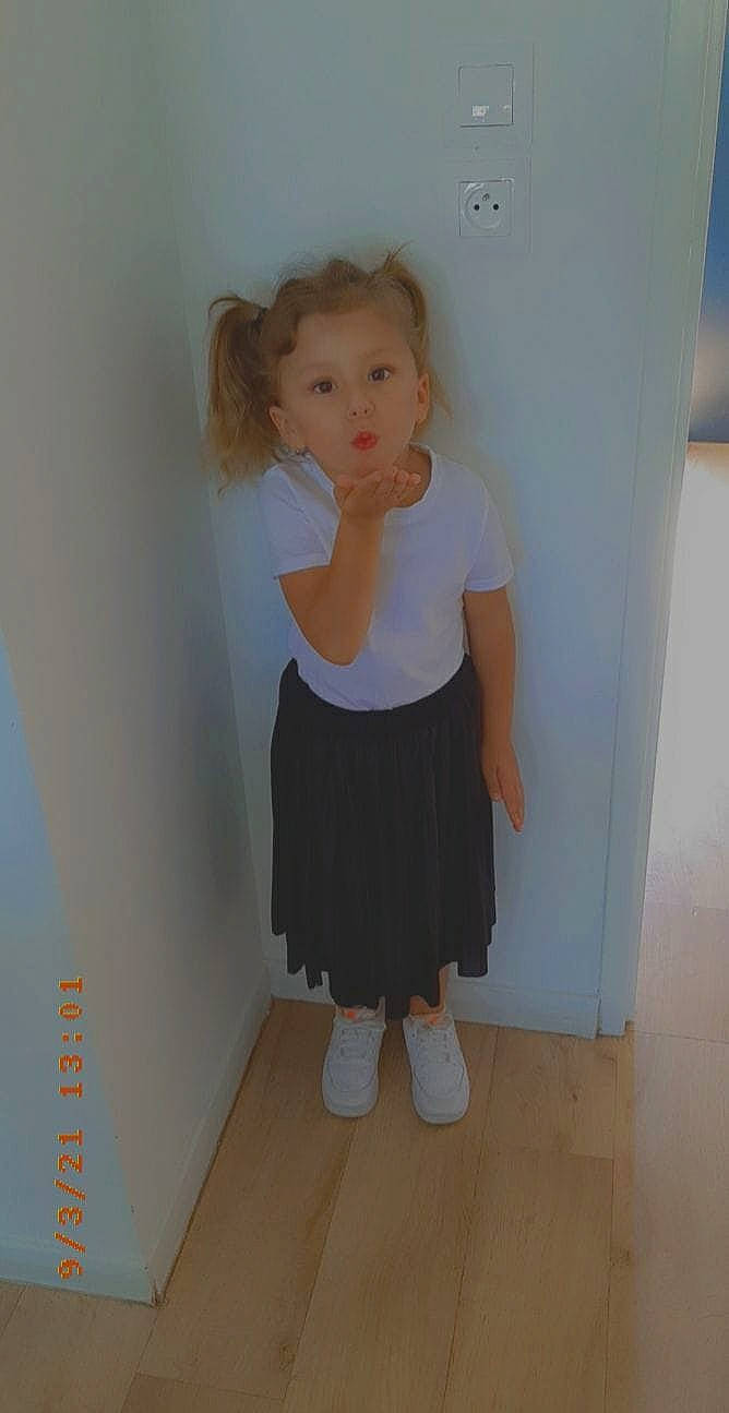 Ilyanna a rejoint le concours — aidez-le/la à gagner de superbes lots ! baby_toddler_clothing, child, day_dress, face, fashion_design, flooring, foot, gesture, hardwood, human_leg, knee, pattern, person, room, shoulder, sleeve, sock, toddler, trunk, waist