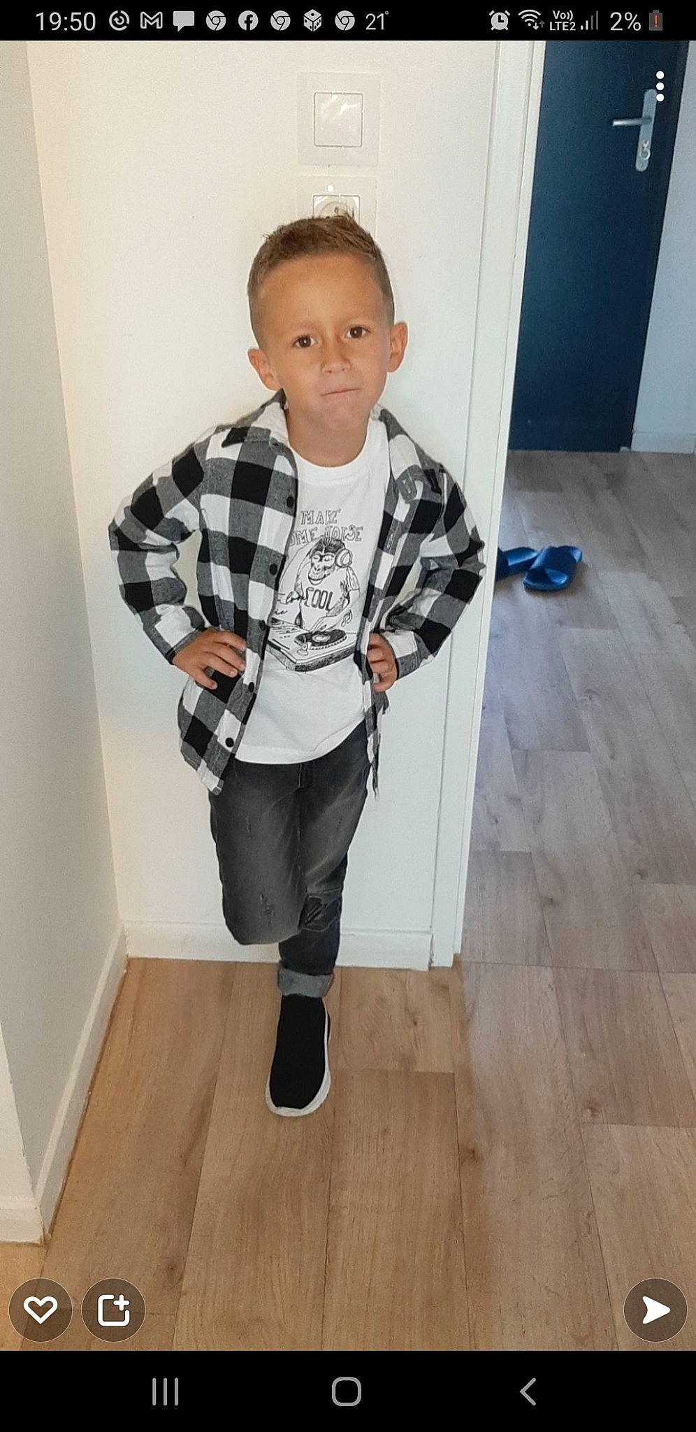 Nolhan participe au concours pour gagner de l'argent avec cette photo : active_pants, blazer, collar, composite_material, dress_shirt, electric_blue, face, fashion_accessory, floor, flooring, grey, hair, hardwood, pattern, person, sleeve, street_fashion, t_shirt, toddler, waist