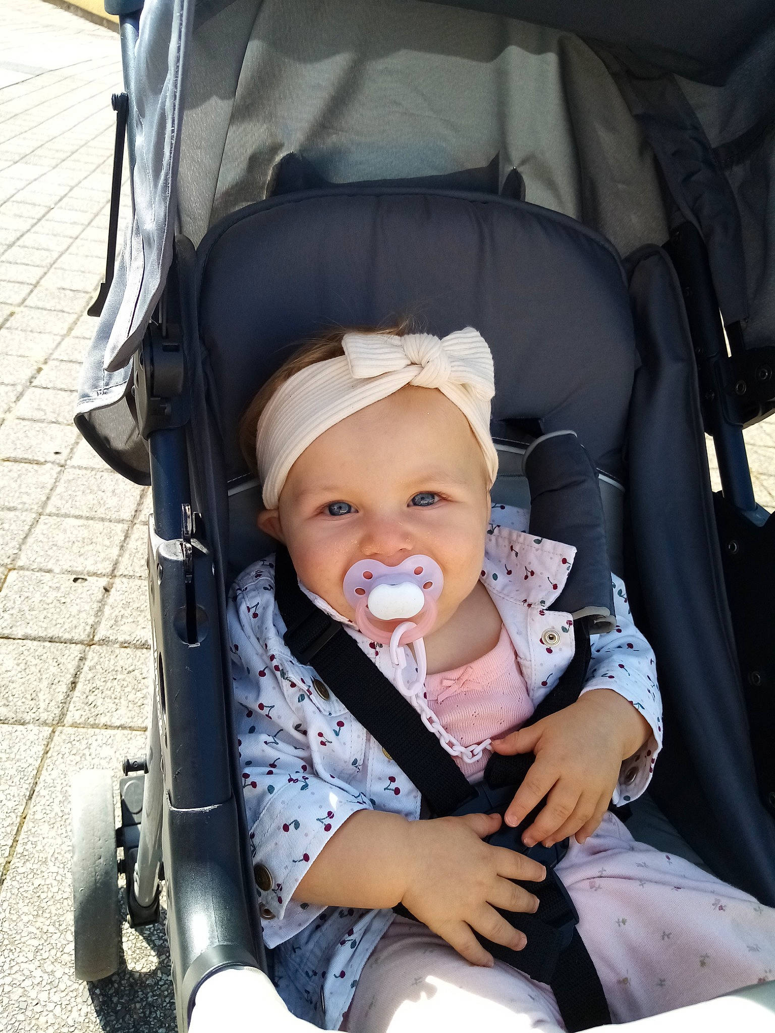 Louise a rejoint le concours — aidez-le/la à gagner de superbes lots ! auto_part, baby, baby_carriage, baby_products, baby_safety, baby_toddler_clothing, beauty, car_seat, chair, child, comfort, event, head_restraint, headwear, person, product, sitting, toddler