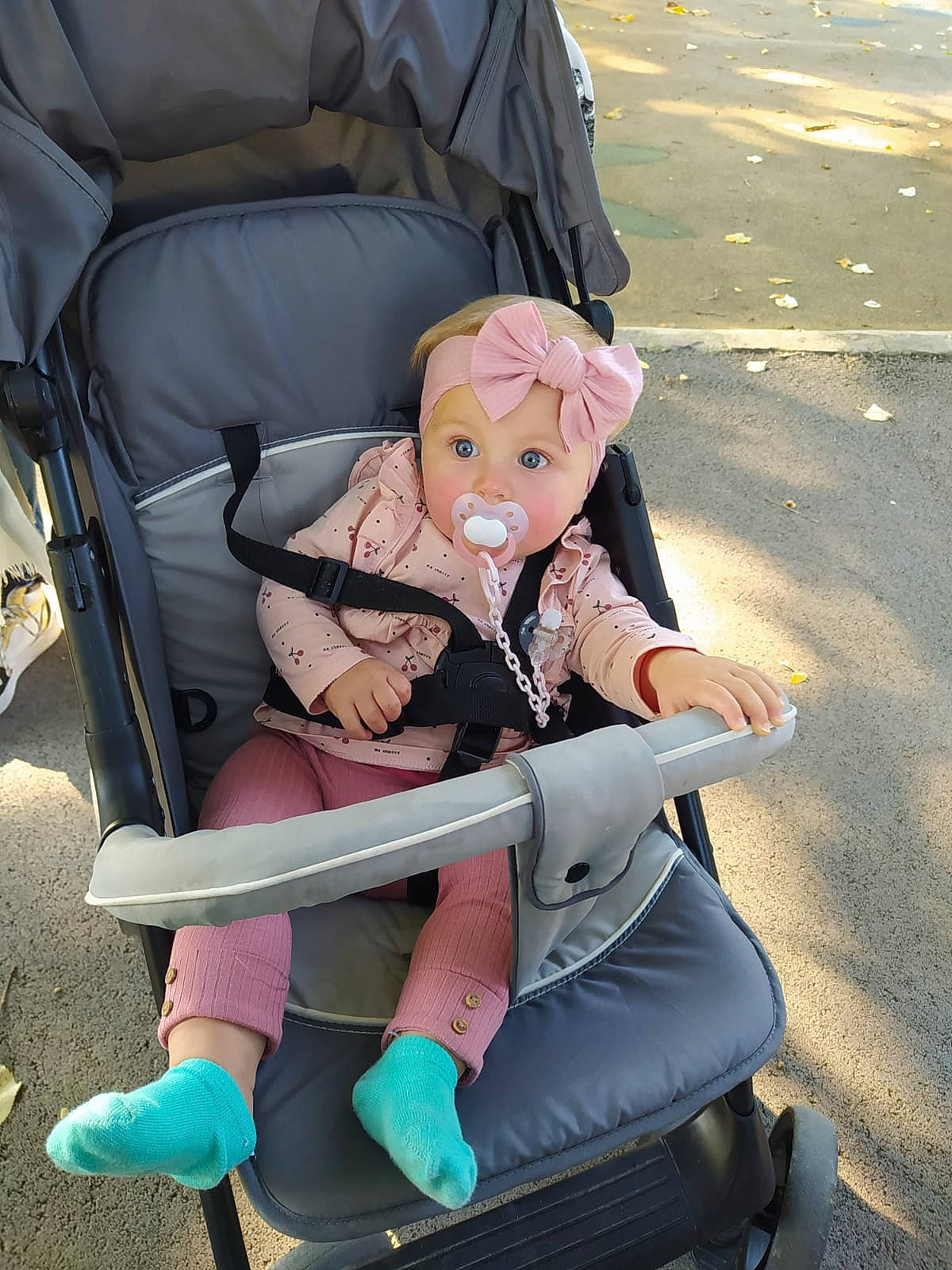 Louise participe au concours pour gagner de l'argent avec cette photo : baby_carriage, beauty, blond, chair, comfort, eyewear, fun, human_leg, knee, lap, leg, leisure, person, photograph, pink, public_space, recreation, shoe, snapshot, sneakers