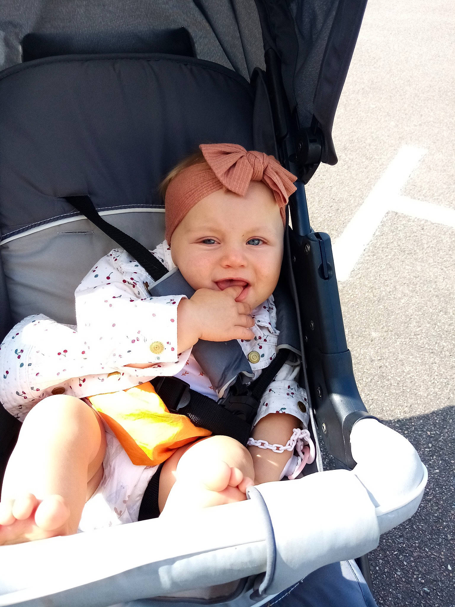 Louise participe au concours pour gagner de l'argent avec cette photo : auto_part, baby, baby_carriage, baby_products, baby_toddler_clothing, car_seat, car_seat_cover, chair, child, comfort, fun, headwear, human_leg, lap, leg, person, product, sitting, skin, smile