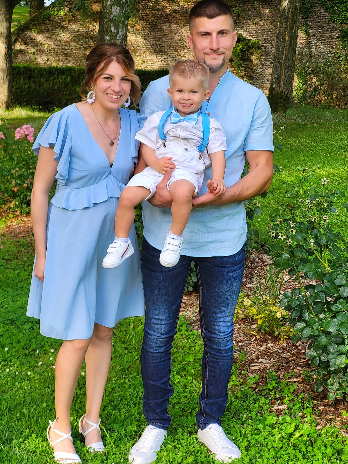 Sasha participe au concours pour gagner de l'argent avec cette photo : child, electric_blue, event, face, formal_wear, fun, gesture, grass, green, happy, jeans, joy, leg, leisure, people_in_nature, person, plant, sleeve, smile, t_shirt